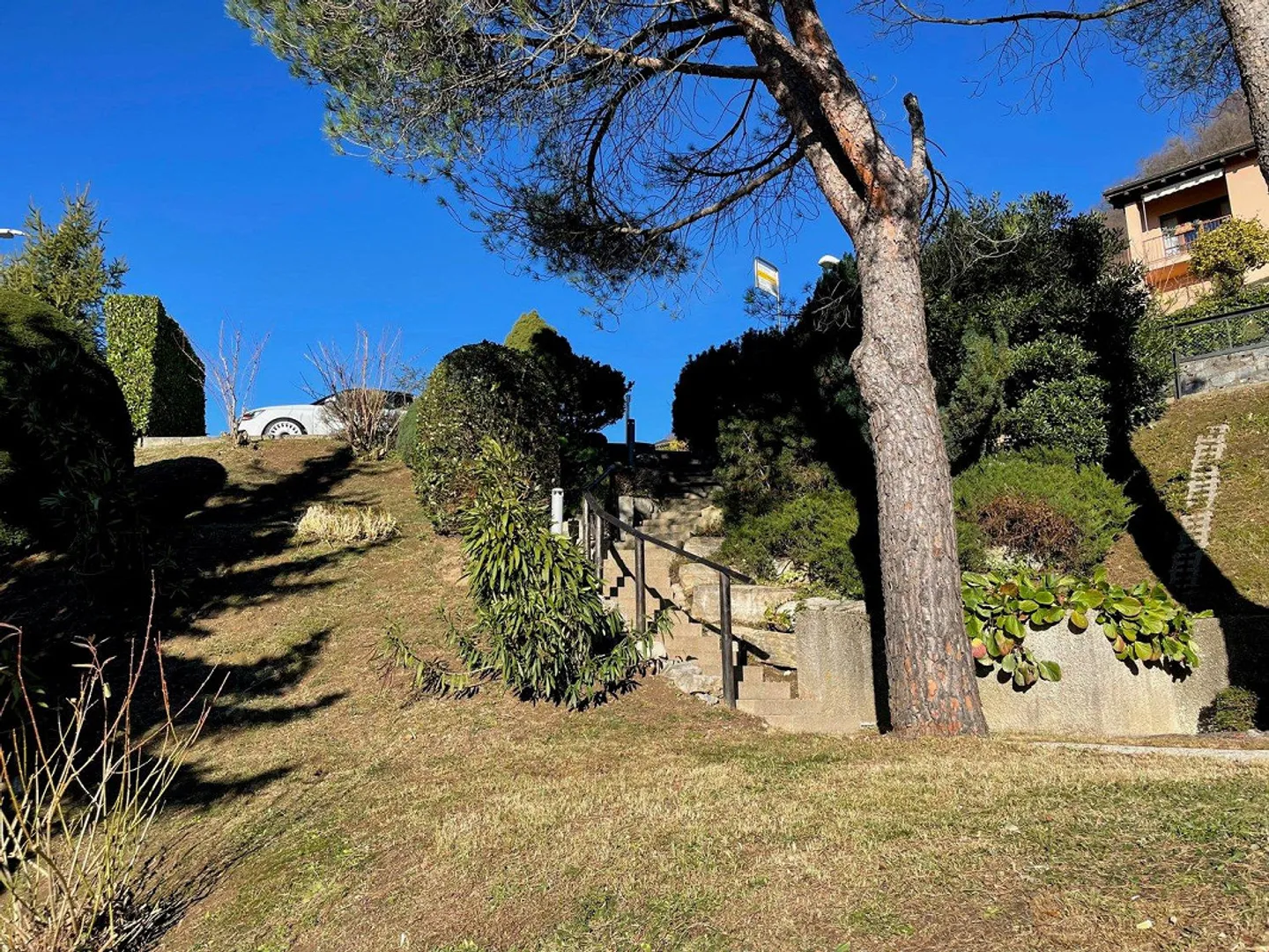 Villa con terreno edificabile e vista aperta - Foto 9 von 17