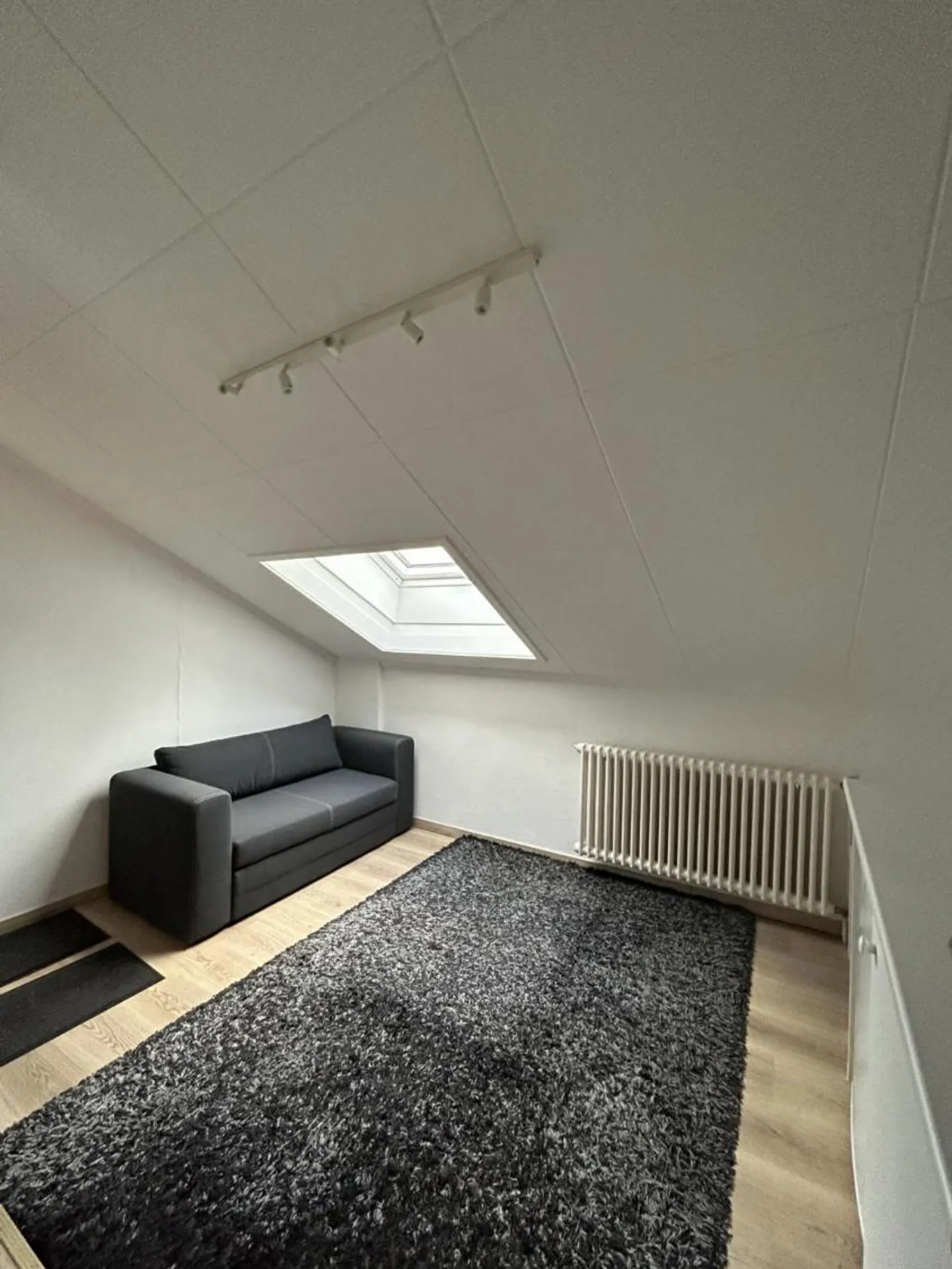 Bright Room by the Lake - Photo 1 of 5