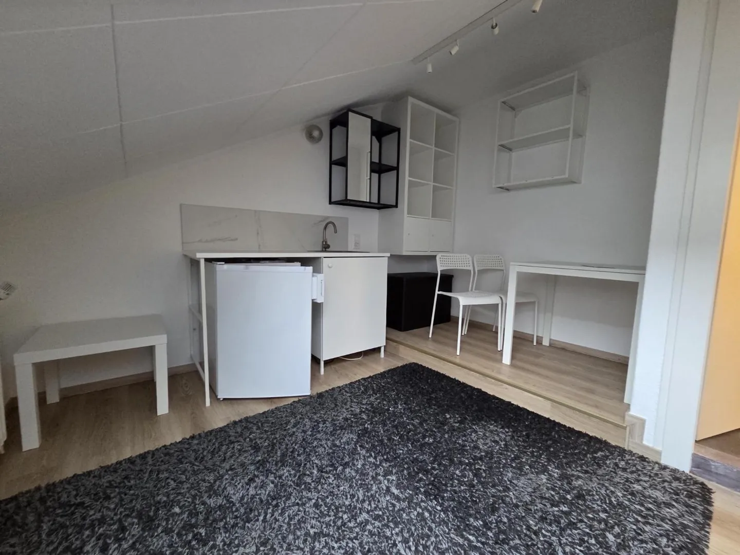 Bright Room by the Lake - Photo 2 of 5