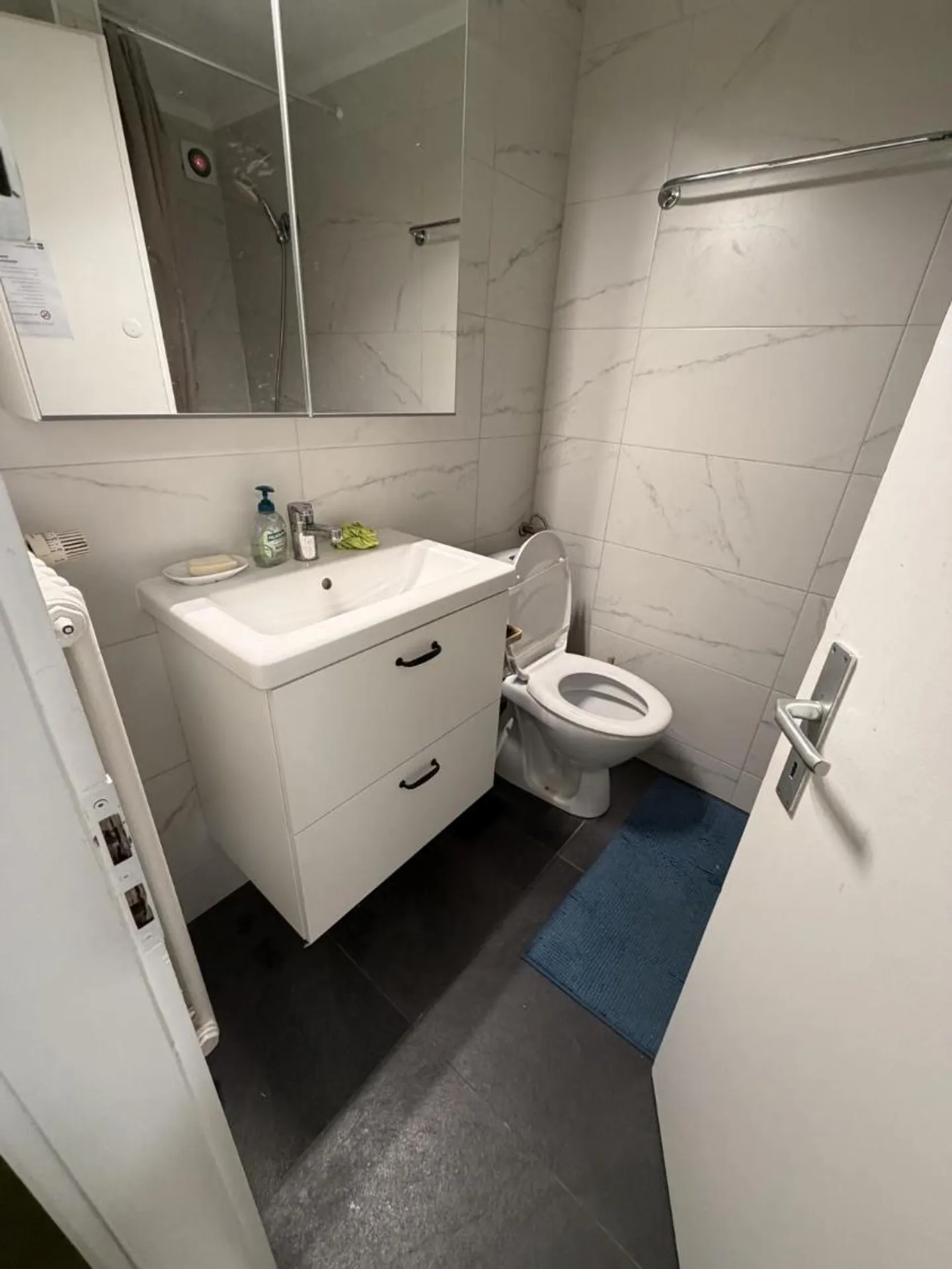 Bright Room by the Lake - Photo 3 of 5