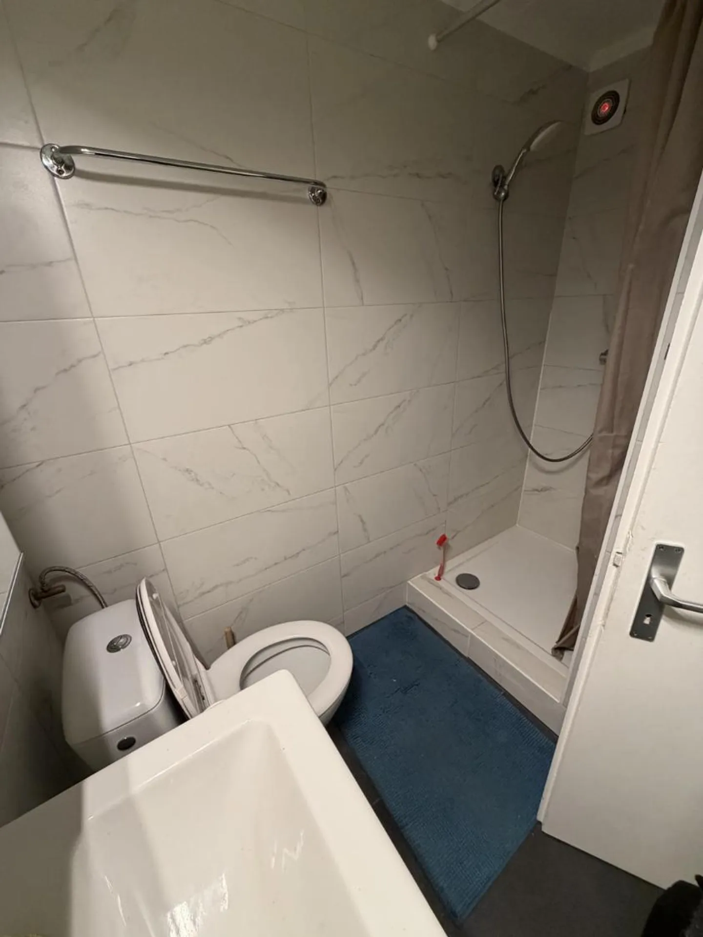 Bright Room by the Lake - Photo 4 of 5