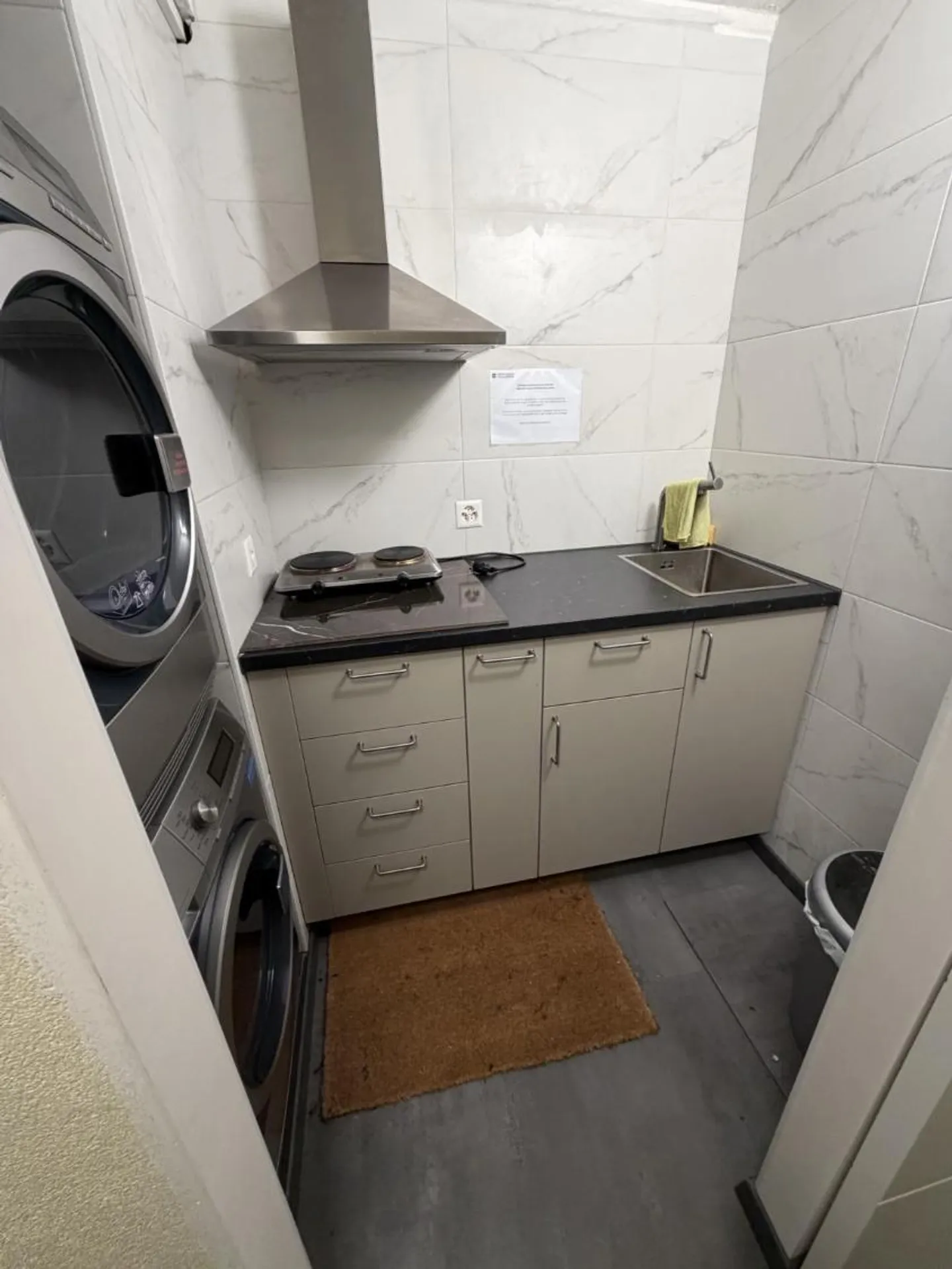 Bright Room by the Lake - Photo 5 of 5