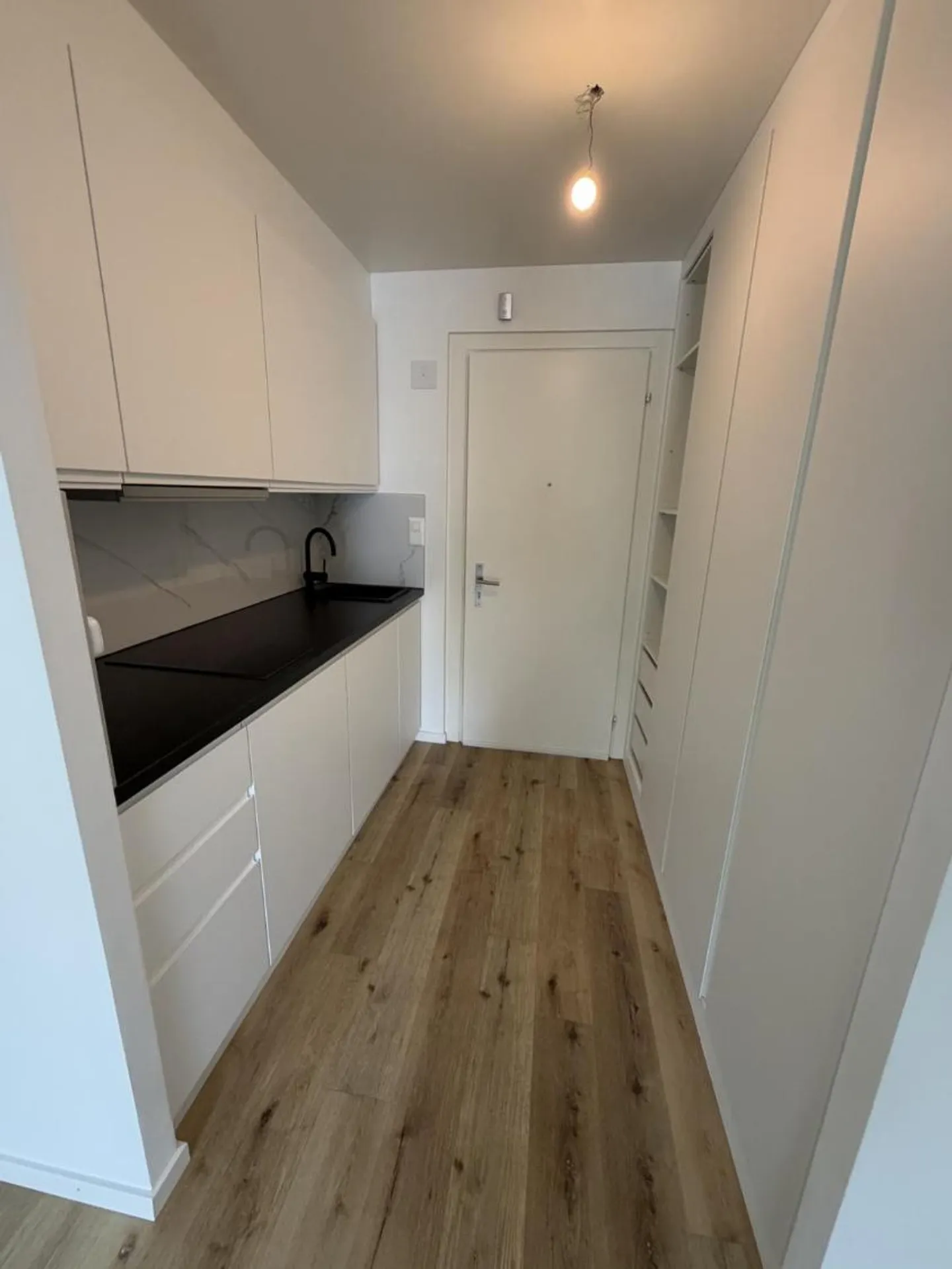 Renovated studio in the center of Rolle with balcony - Photo 1 of 5