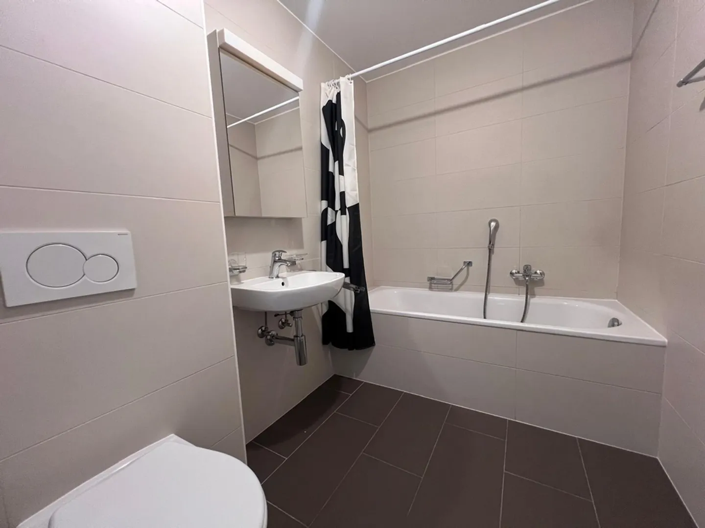 Spacious 3.5 Room Apartment - Photo 9 of 10