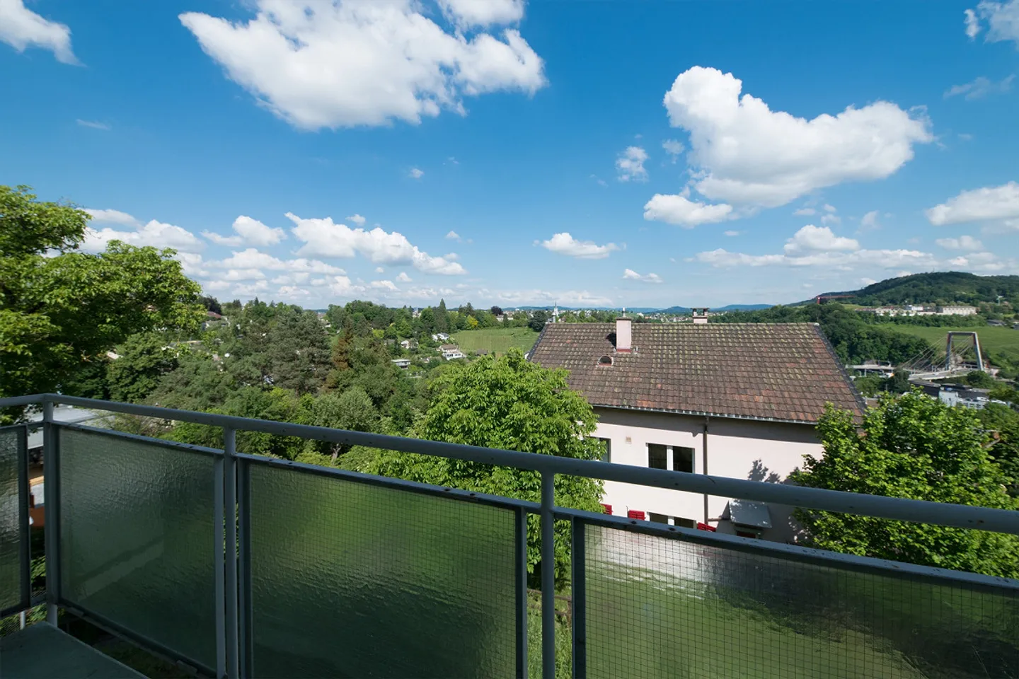 Belle appartement lumineux de 4 pièces avec utilisation du jardin - Photo 3 sur 11