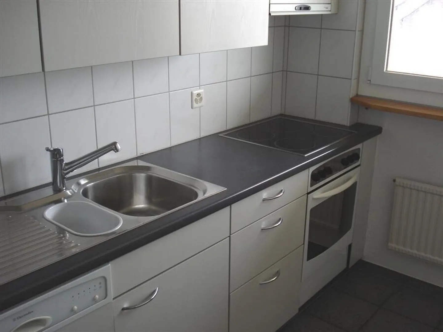 Apartment seeks single - Photo 4 of 6