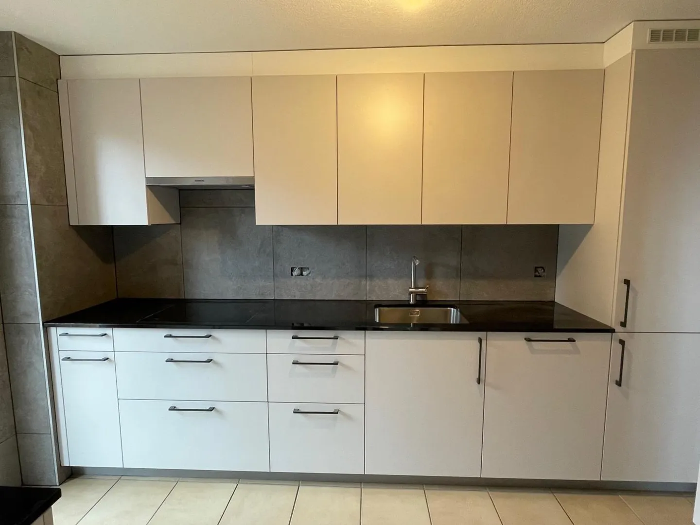 Duplex spacieux avec mezzanine - Photo 2 sur 9