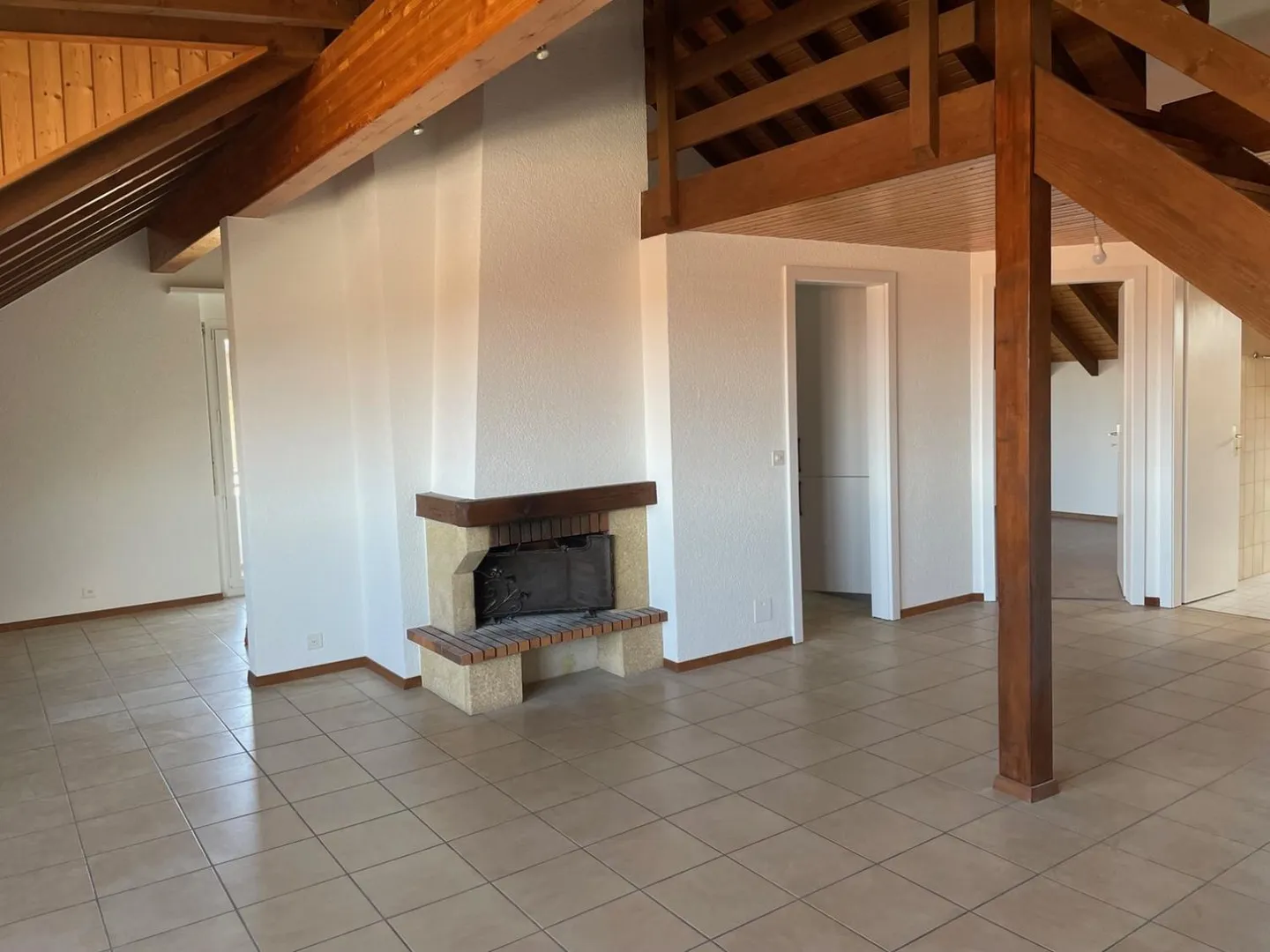 Duplex spacieux avec mezzanine - Photo 3 sur 9