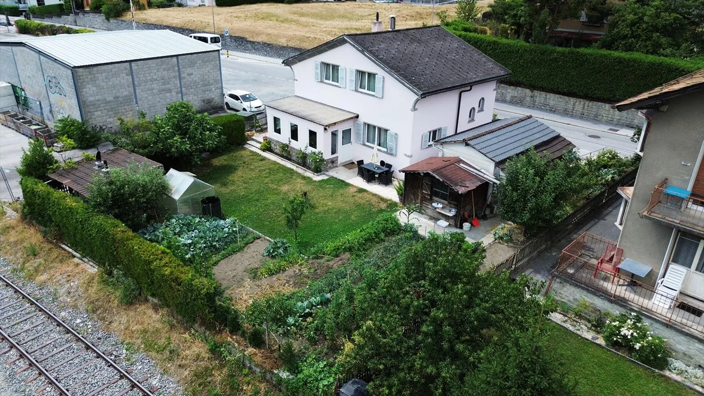 Esclusività - Villa di 4,5 locali con giardino, nel cuore di Sierre - Foto 2 di 12