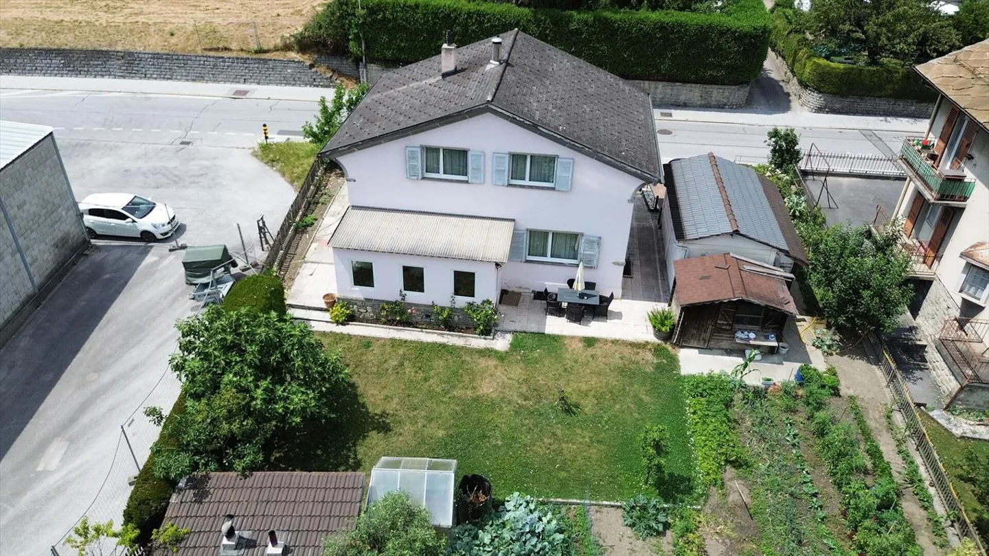 Esclusività - Villa di 4,5 locali con giardino, nel cuore di Sierre - Foto 3 di 12