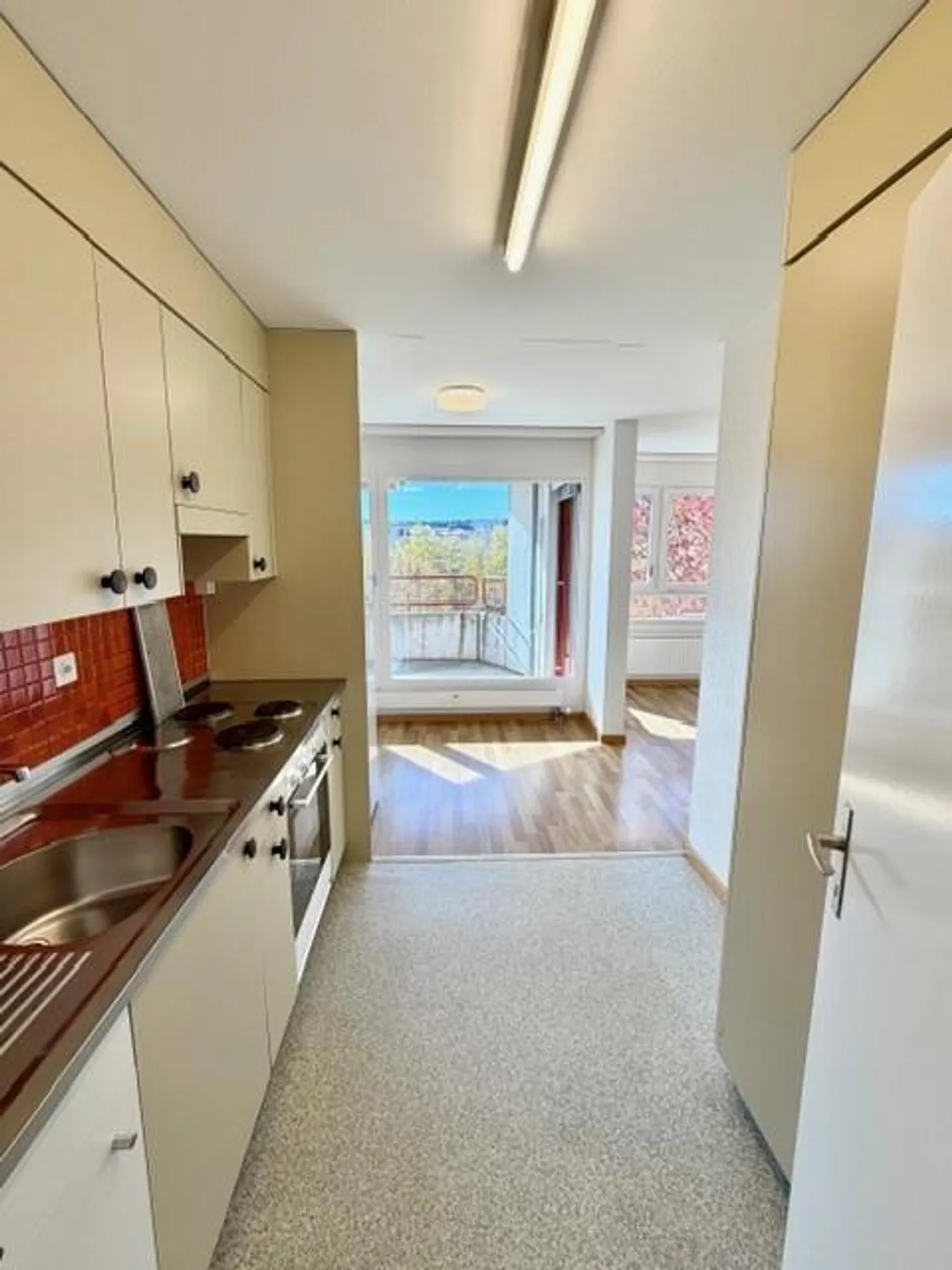 2.5-room apartment with a wide view and optimal connection - Photo 3 of 12