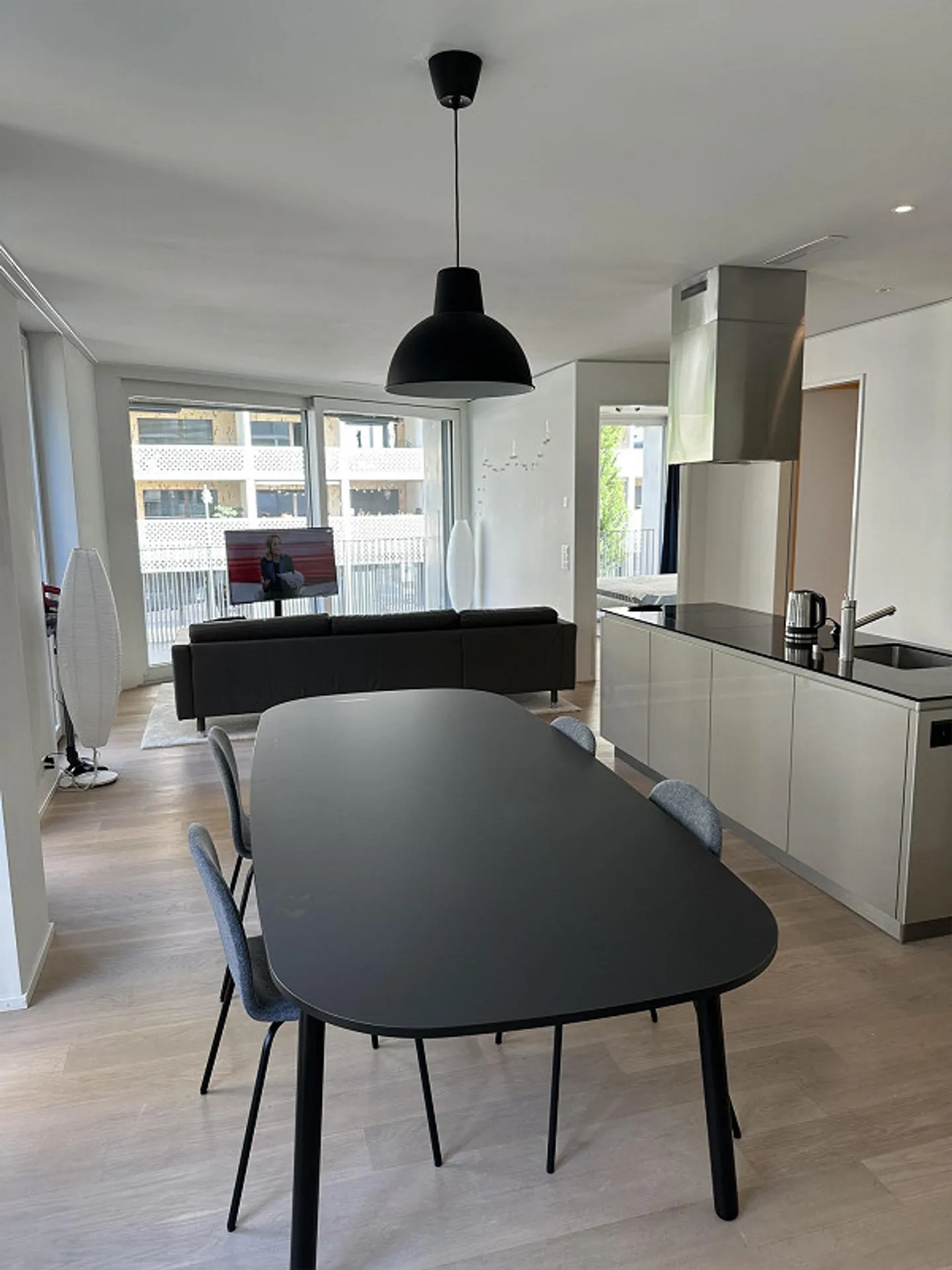 Modern 2.5-room apartment on Turbinenstrasse in Zurich - Photo 1 of 12