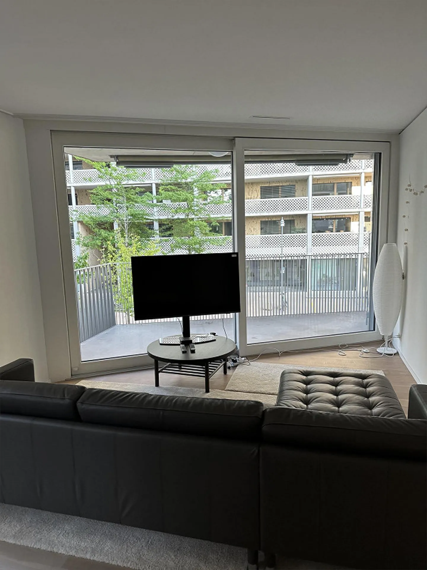 Modern 2.5-room apartment on Turbinenstrasse in Zurich - Photo 2 of 12