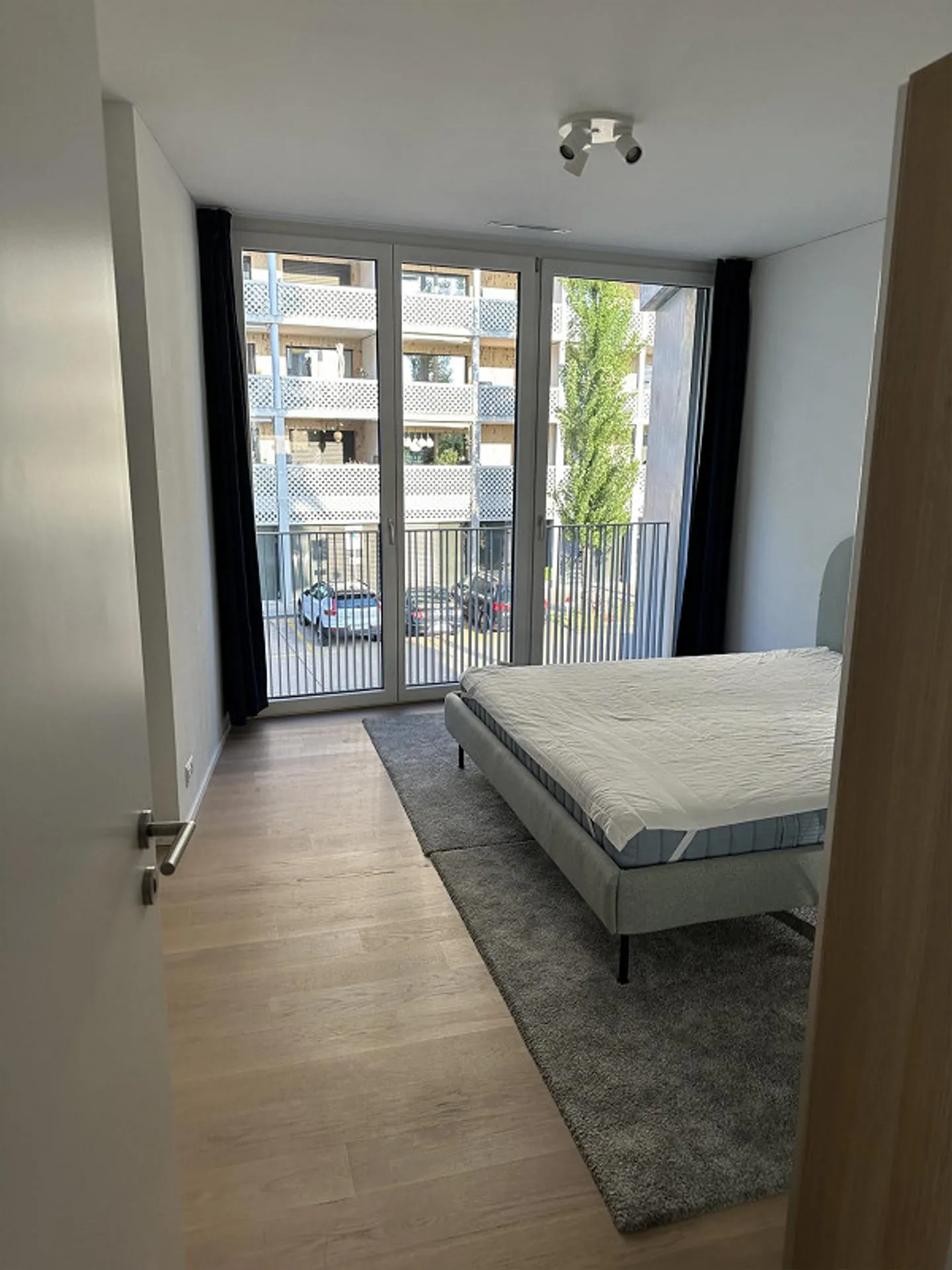 Modern 2.5-room apartment on Turbinenstrasse in Zurich - Photo 4 of 12