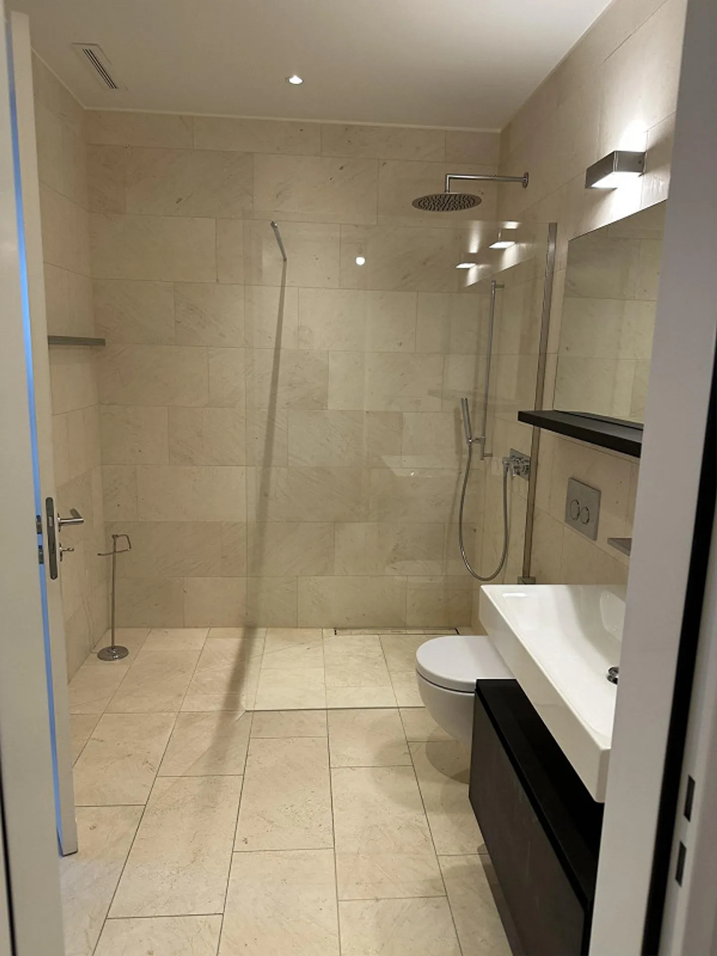 Modern 2.5-room apartment on Turbinenstrasse in Zurich - Photo 6 of 12