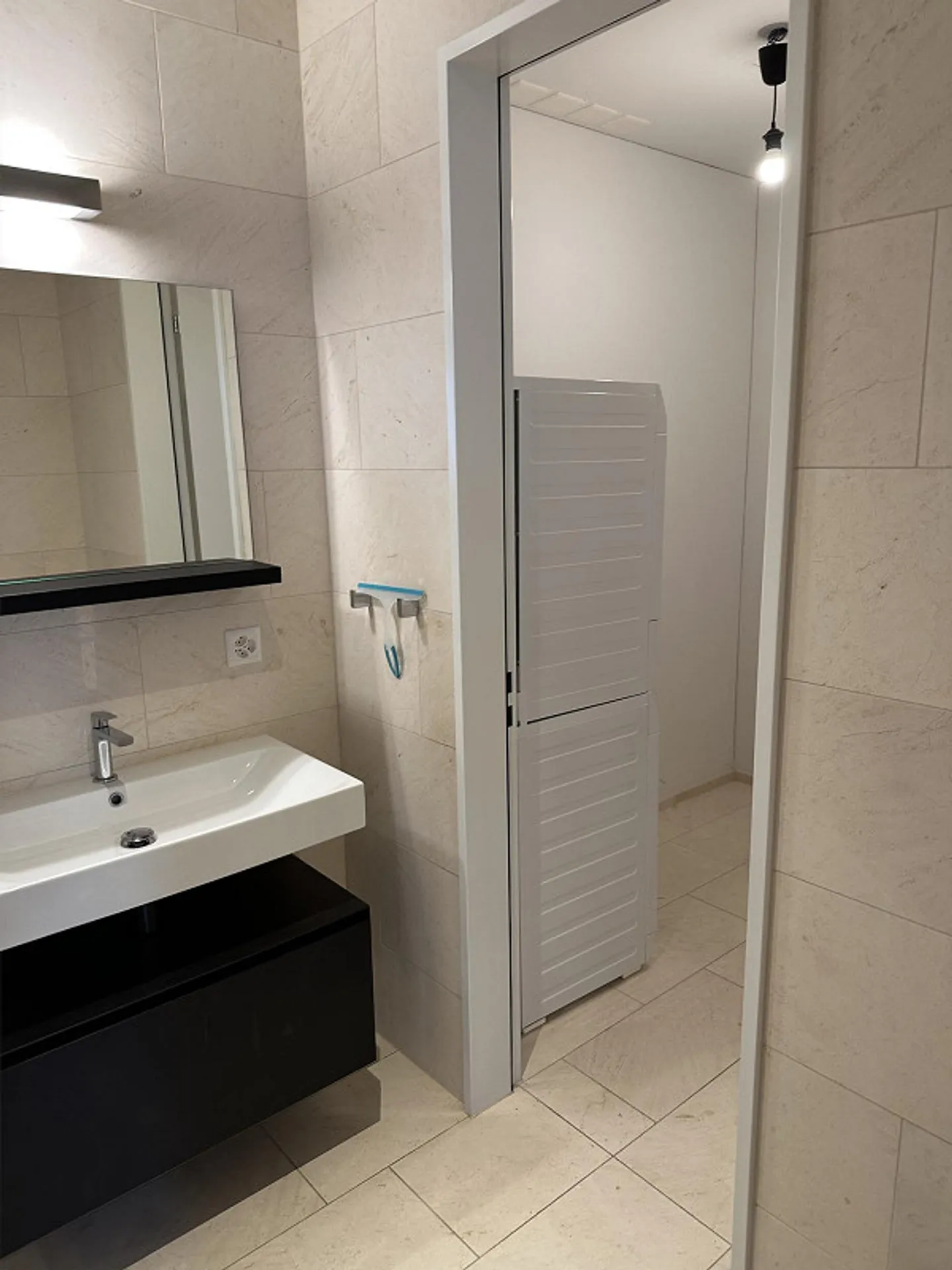 Modern 2.5-room apartment on Turbinenstrasse in Zurich - Photo 8 of 12