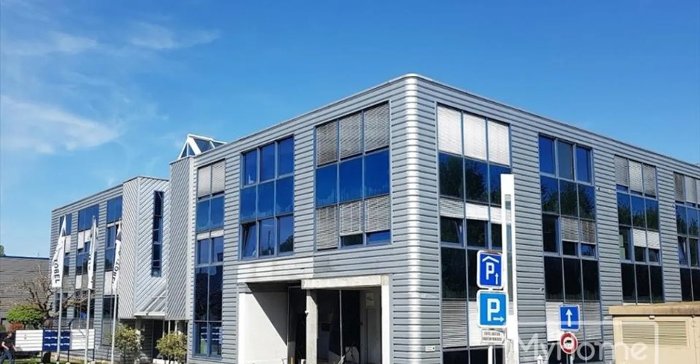 Mixed-use building for rent - Photo 9 of 9