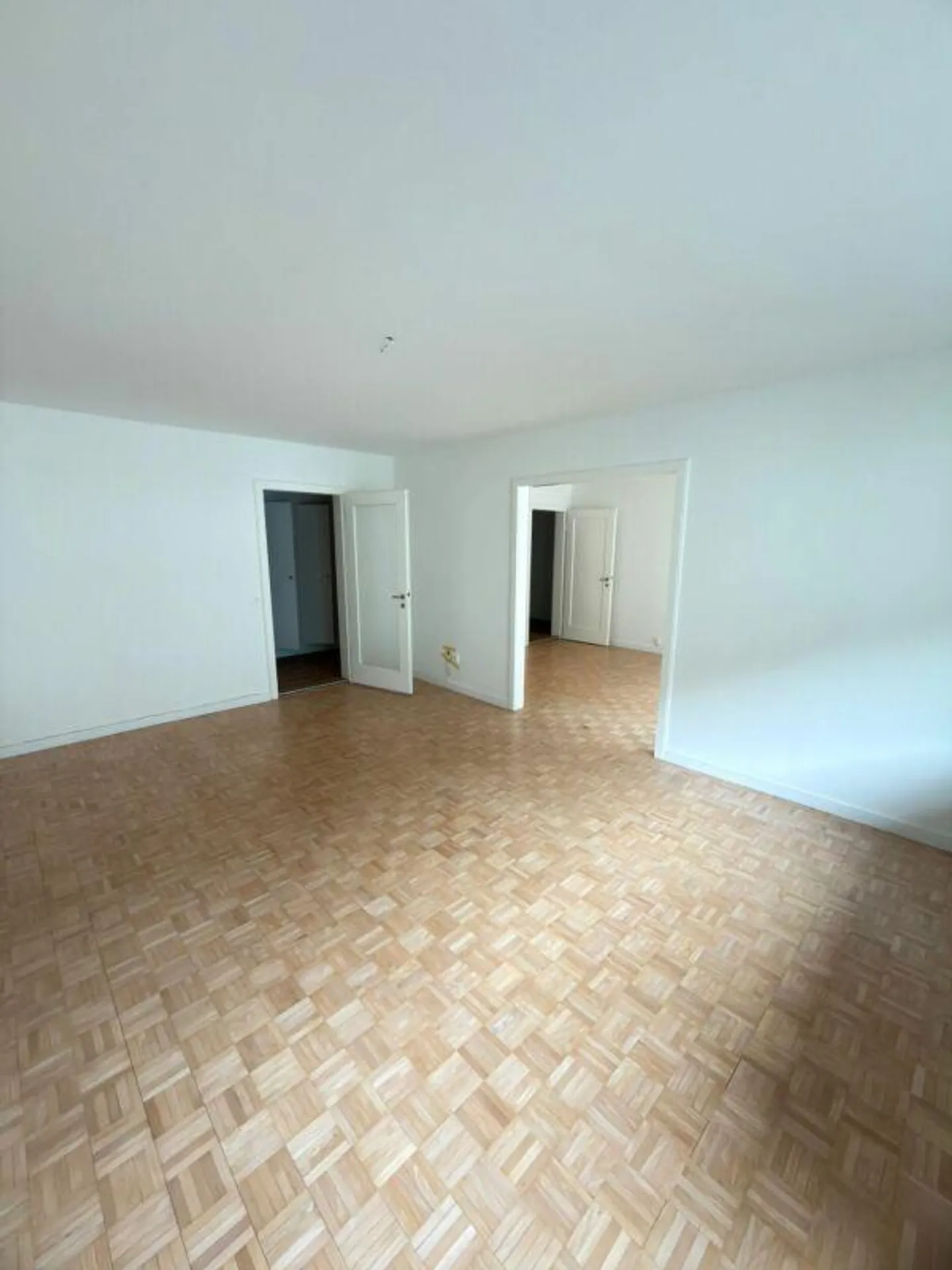 Incantevole appartamento di 4 stanze in città con balcone - Foto 3 di 12