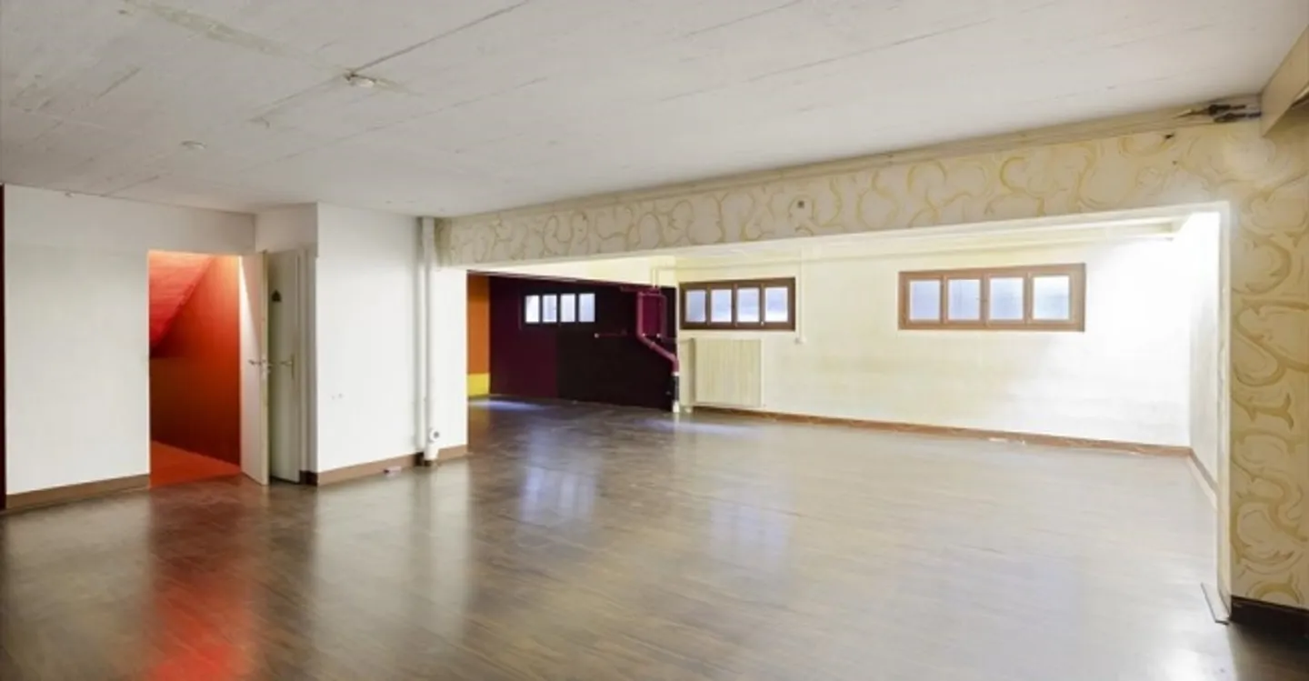 Mixed-use building for rent - Photo 1 of 6