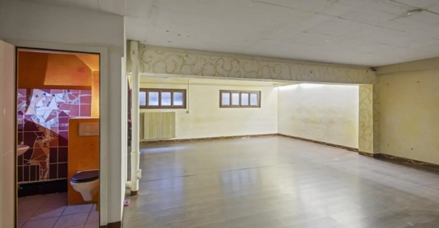 Mixed-use building for rent - Photo 2 of 6