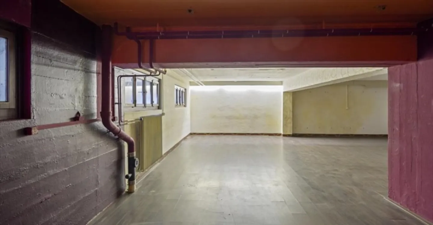 Mixed-use building for rent - Photo 3 of 6