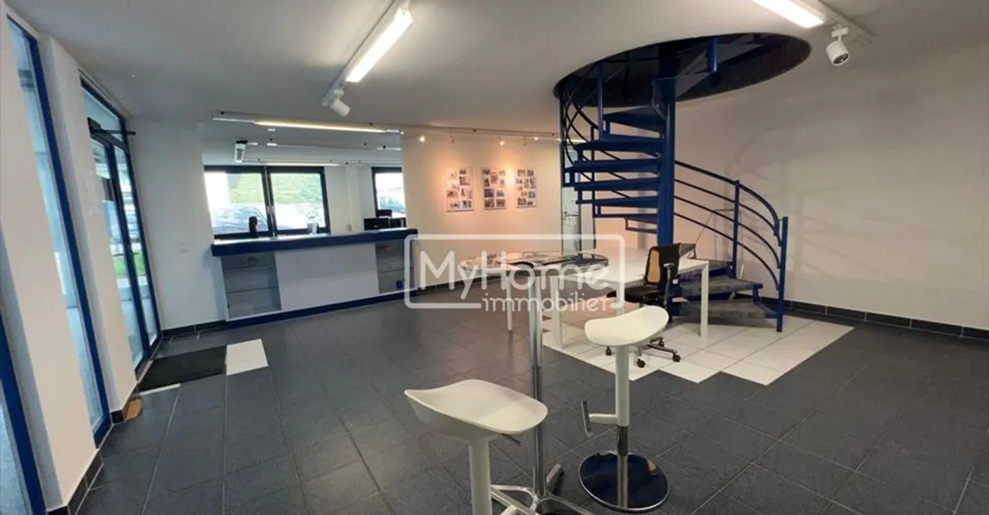 Mixed-use building for rent - Photo 6 of 9