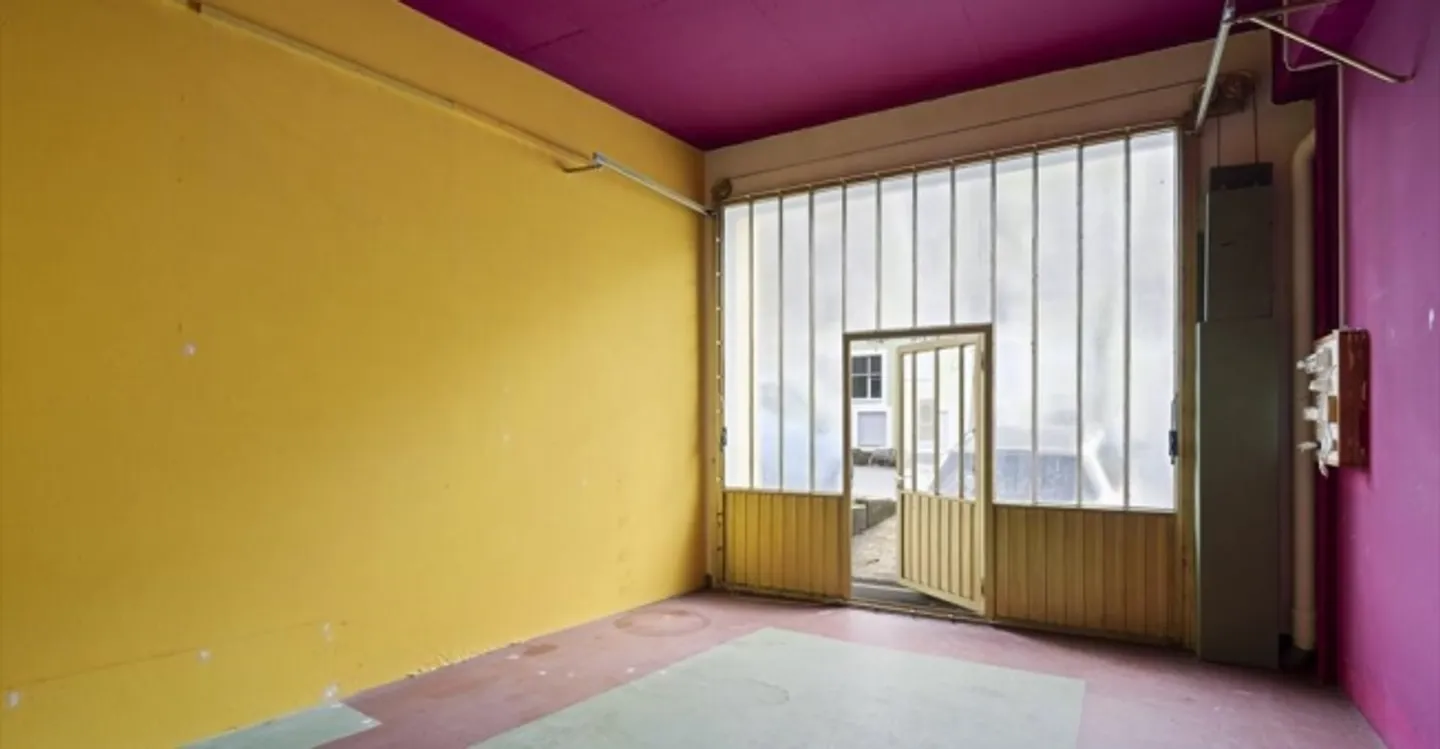 Mixed-use building for rent - Photo 4 of 6