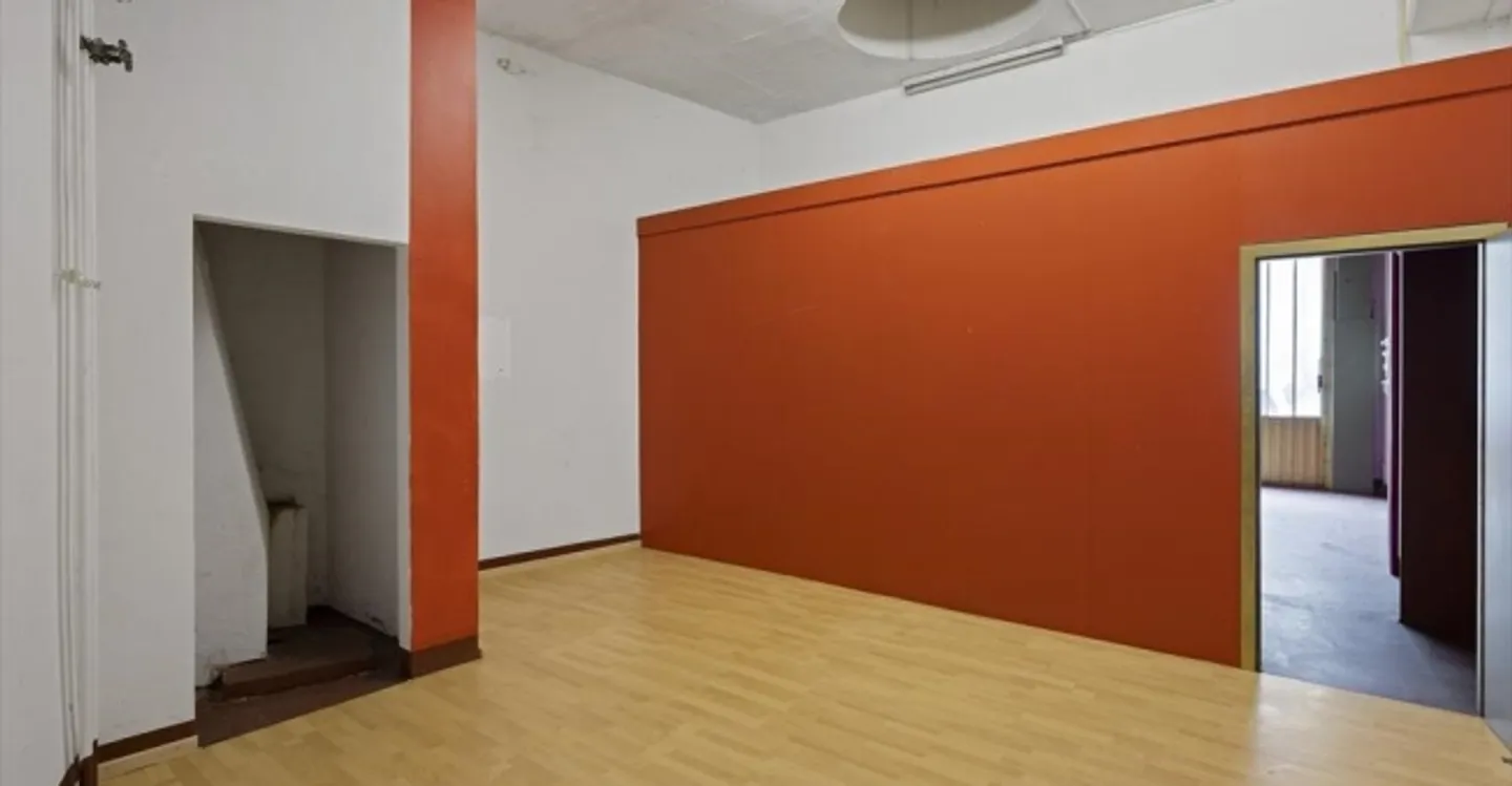 Mixed-use building for rent - Photo 6 of 6