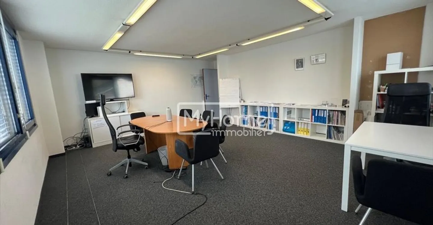 Mixed-use building for rent - Photo 8 of 9