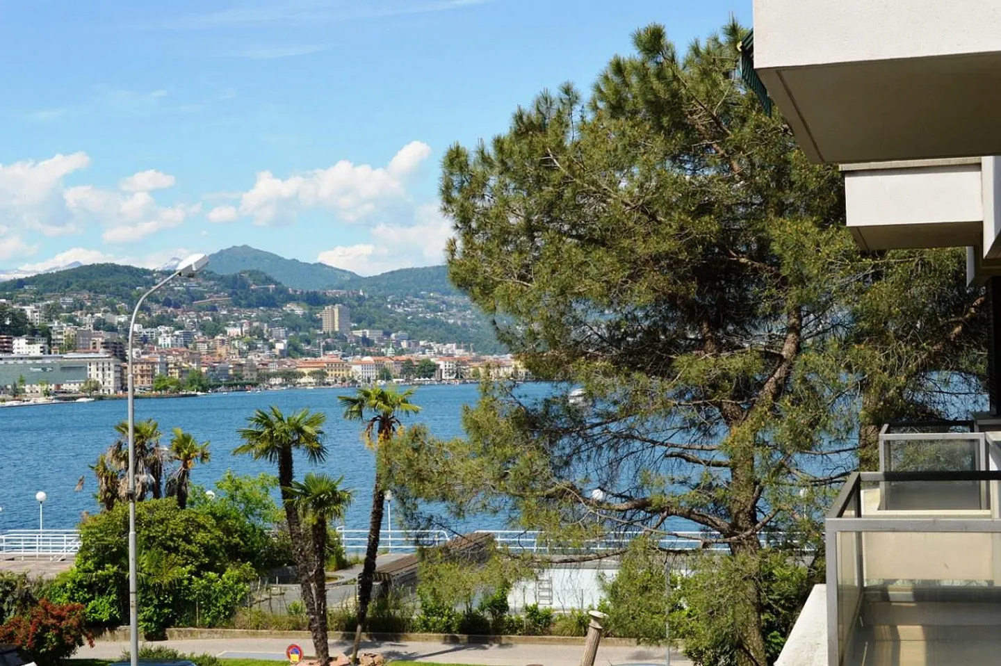 2.5 PIÈCES AVEC TERRASSE ET VUE PARTIELLE SUR LE LAC PARADISO - Photo 1 sur 13