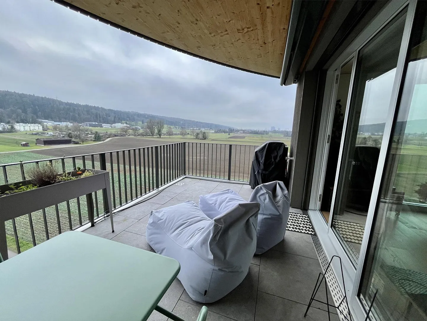 Exklusive 4.5-Zimmer-Attikawohnung: Unverbaubare Weitsicht & Eigentums - Foto 4 von 11