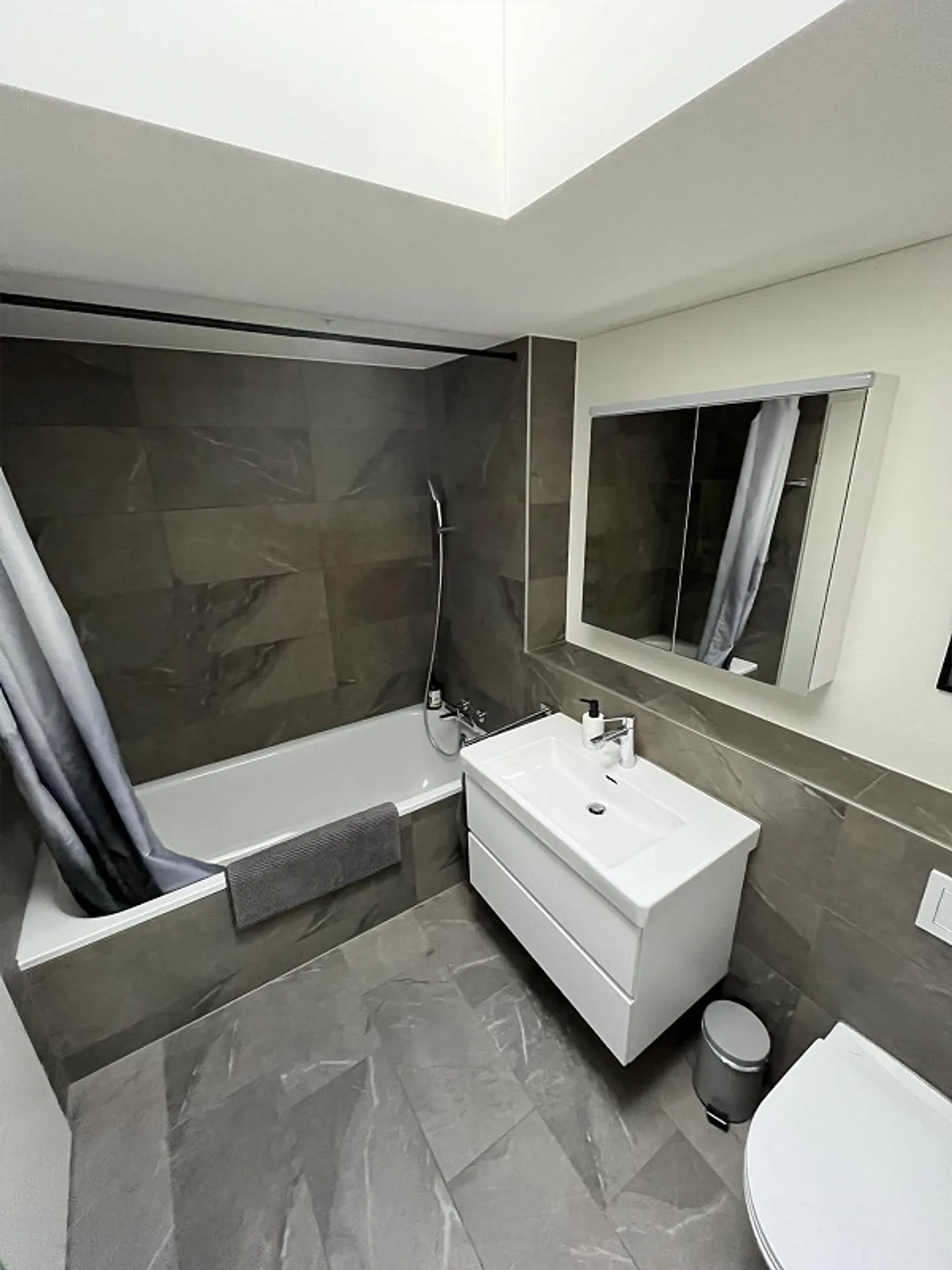 Exklusive 4.5-Zimmer-Attikawohnung: Unverbaubare Weitsicht & Eigentums - Foto 10 von 11