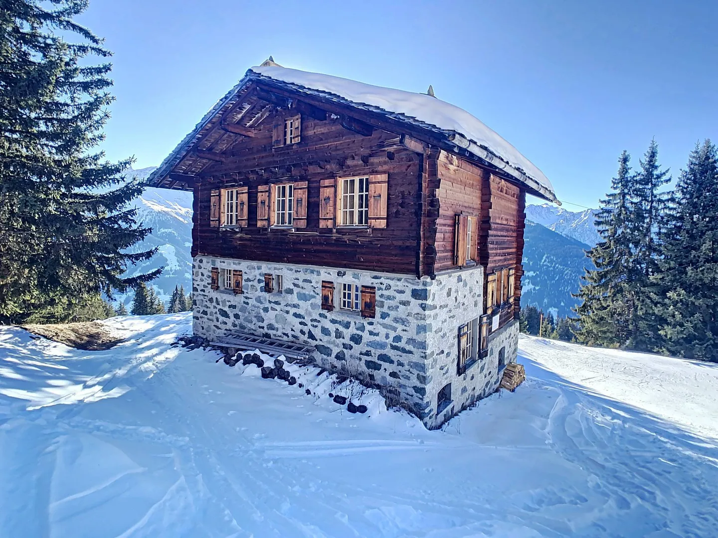 CHALET DE SKI EXTRAORDINAIRE AVEC ACCÈS DIRECT AU DOMAINE SKIAIRE - Photo 2 sur 12
