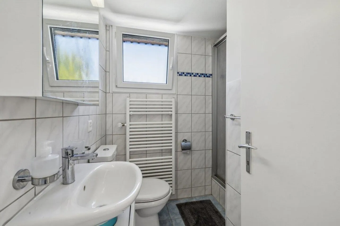 Well-maintained semi-detached single-family house in a quiet location in Therwil - Photo 9 of 11