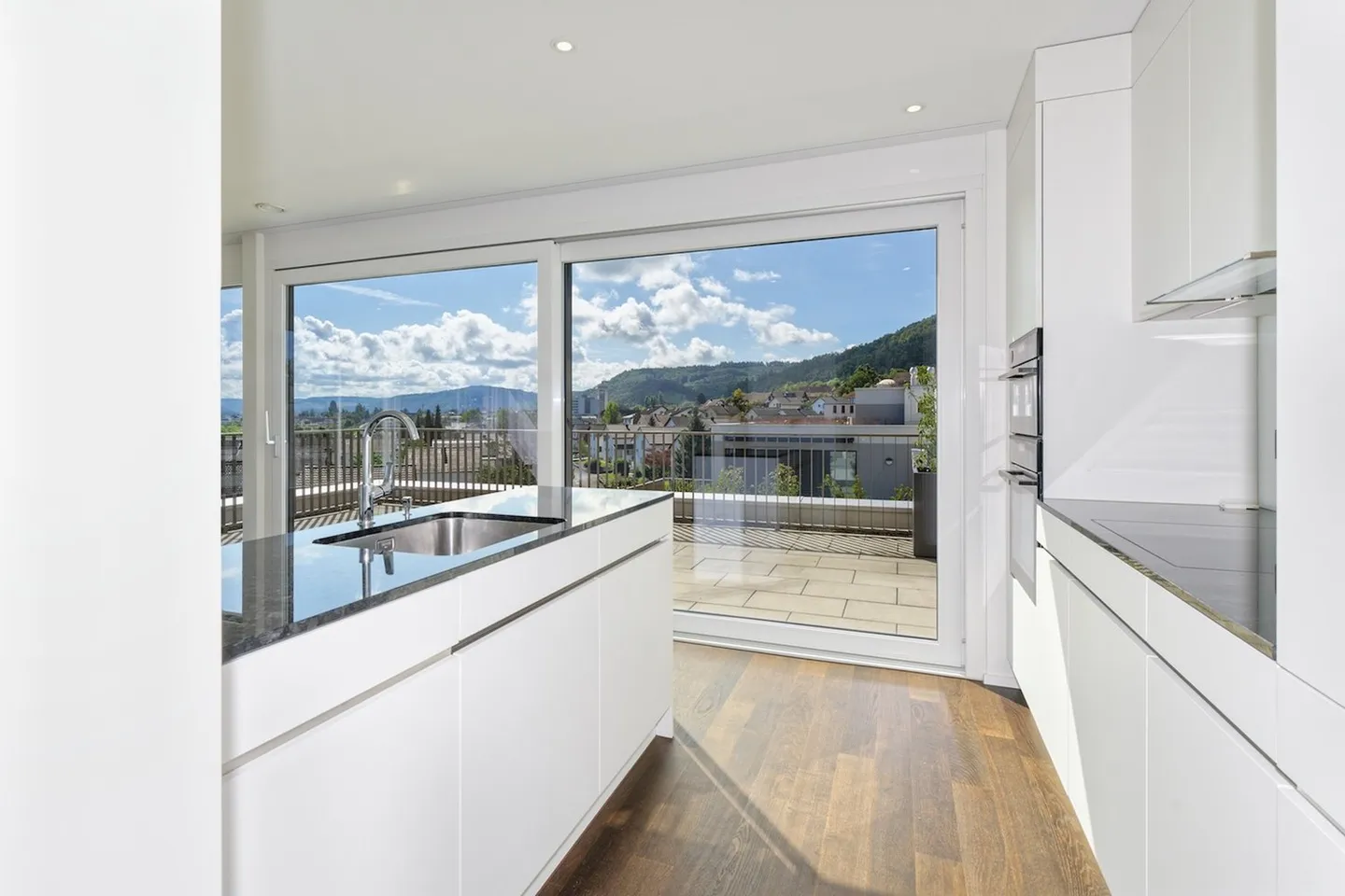 Modern 3.5-room penthouse apartment with spacious terraces and lift to the apartment - Photo 1 of 17