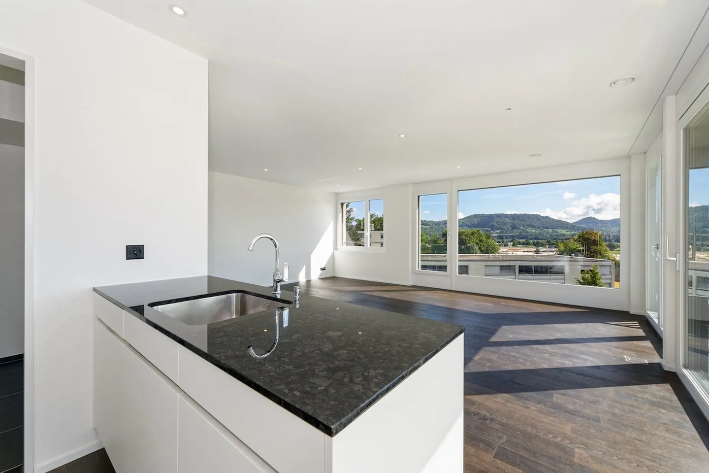 Modern 3.5-room penthouse apartment with spacious terraces and lift to the apartment - Photo 3 of 17