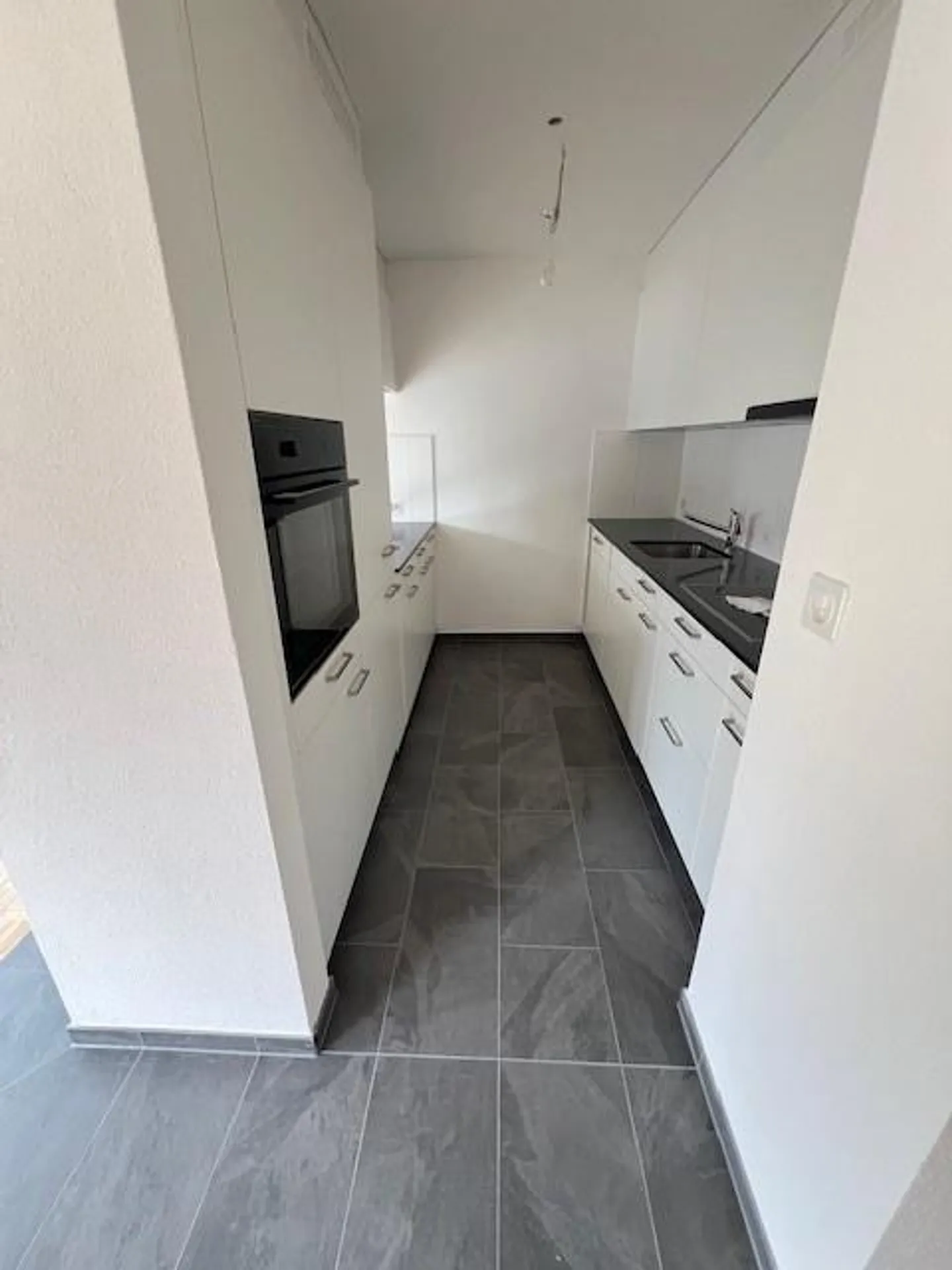Appartamento 4,5 locali - Completamente ristrutturato nella tranquilla zona residenziale di Nidau - Foto 2 di 6
