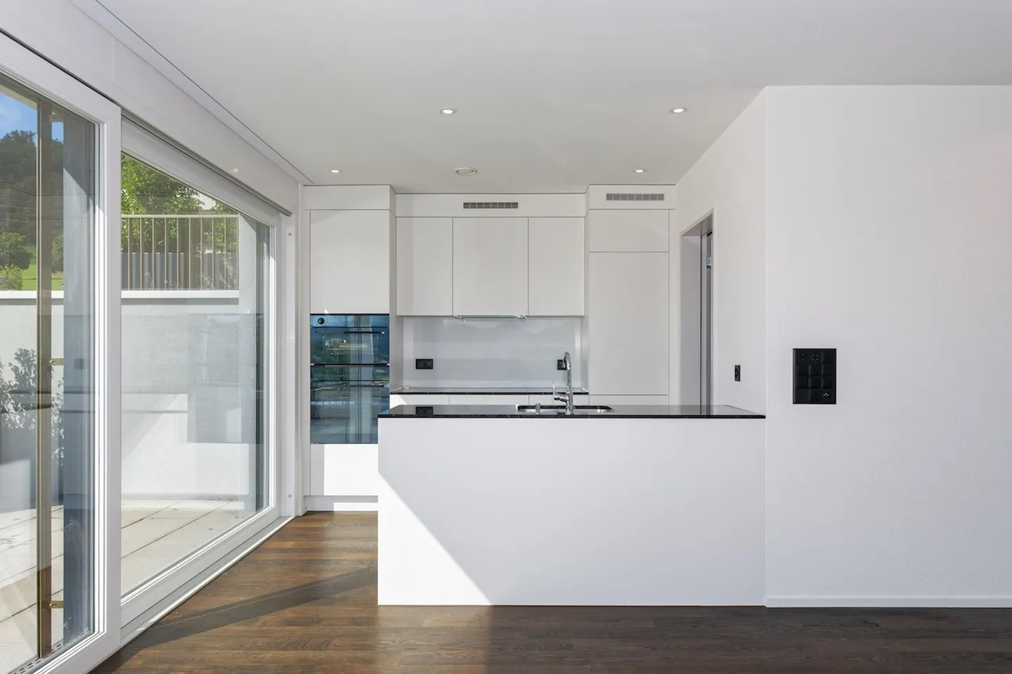 Modern 3.5-room penthouse apartment with spacious terraces and lift to the apartment - Photo 2 of 17