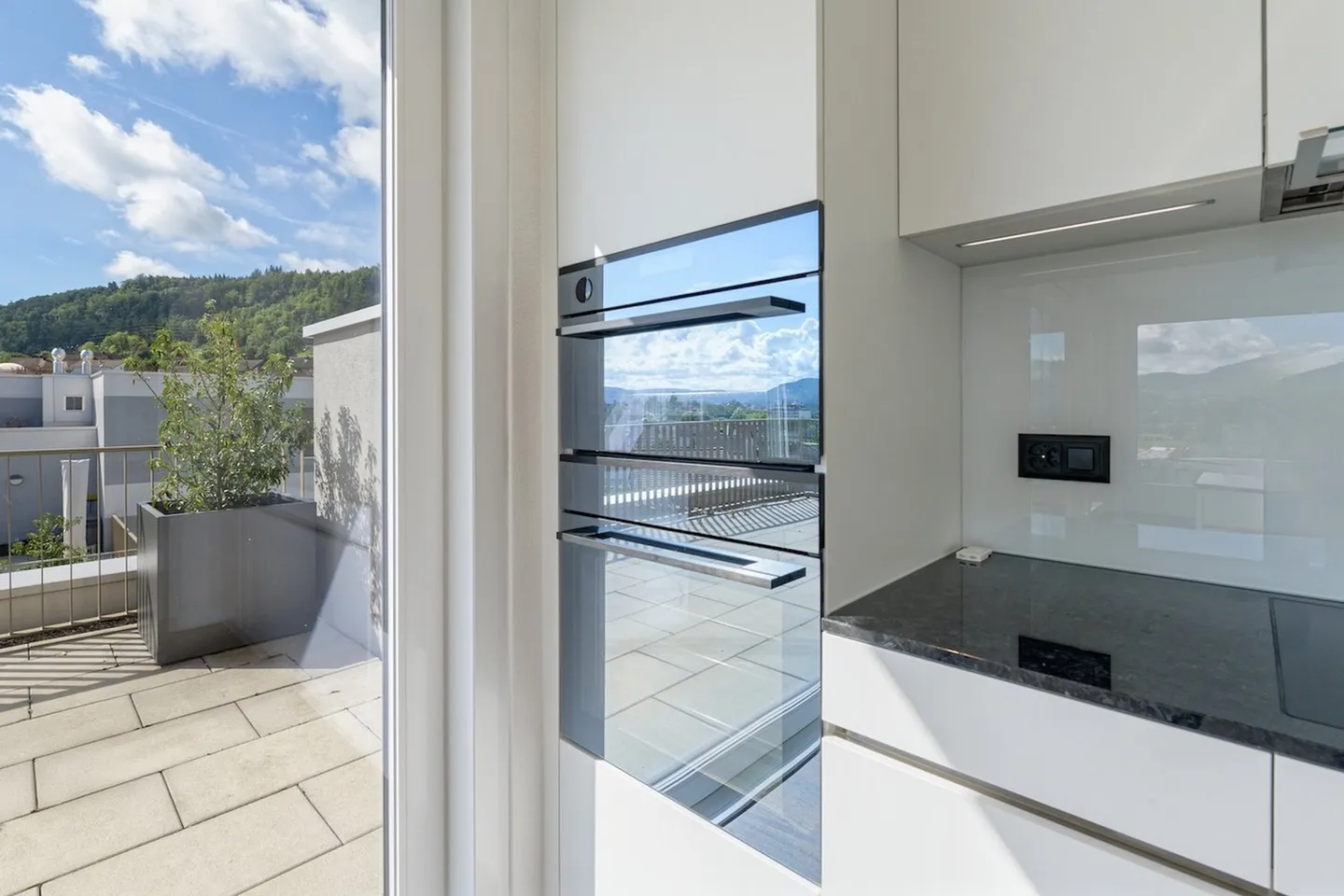 Modern 3.5-room penthouse apartment with spacious terraces and lift to the apartment - Photo 4 of 17