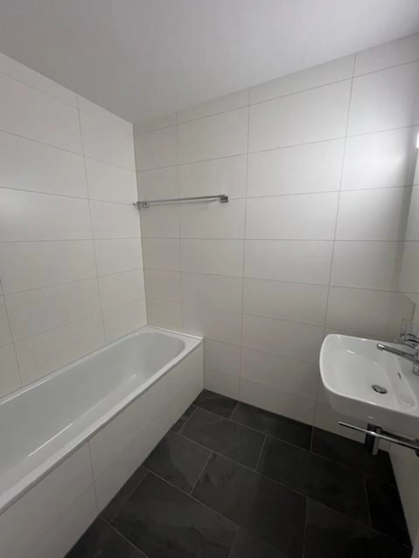 Appartamento 4,5 locali - Completamente ristrutturato nella tranquilla zona residenziale di Nidau - Foto 5 di 6