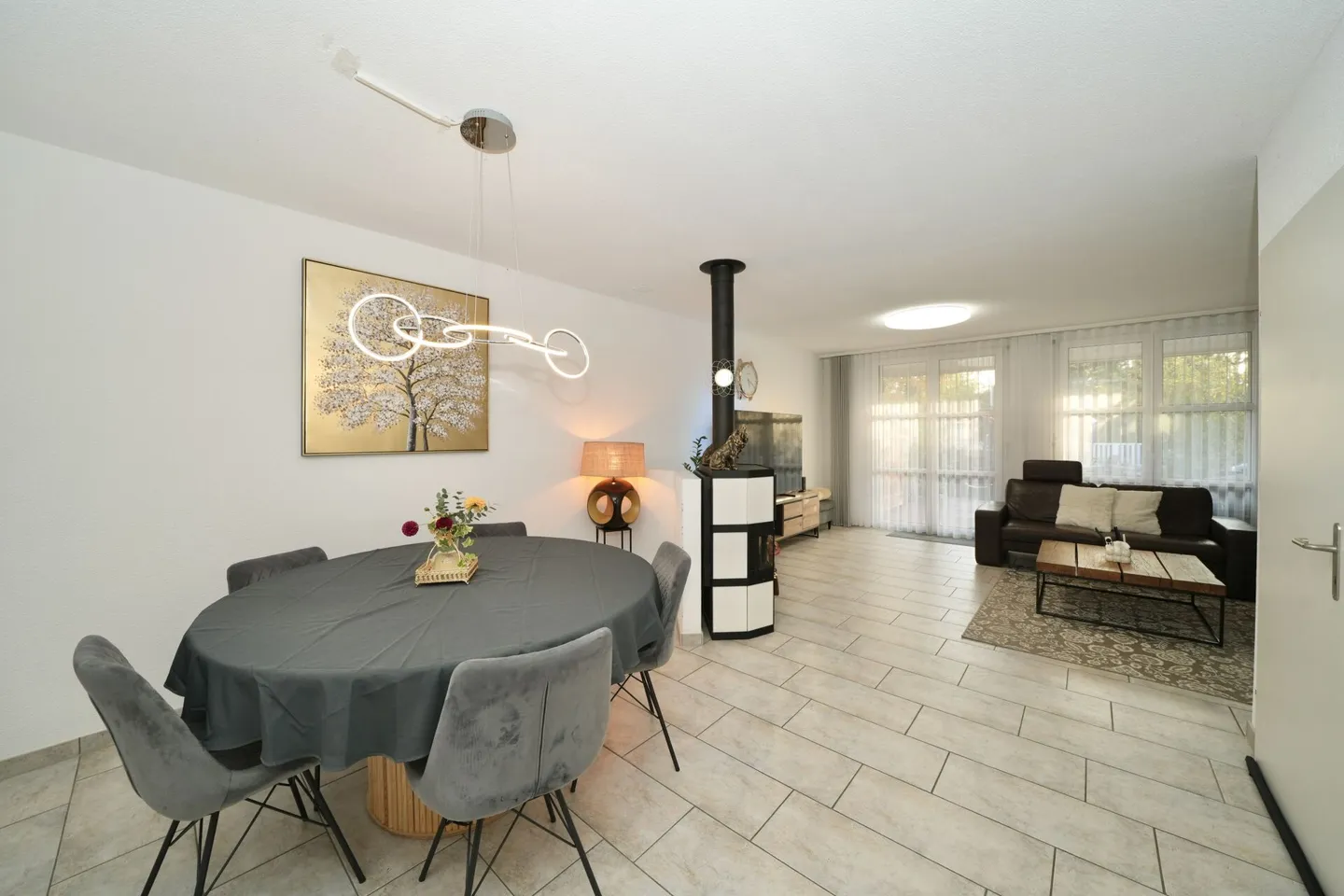 MAISON DE FAMILLE EN TERRASSE SPACIEUSE AVEC UNE VUE DE RÊVE SUR LES RUINES DU CHÂTEAU - Photo 4 sur 7