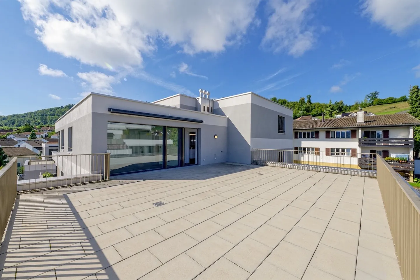 Modern 3.5-room penthouse apartment with spacious terraces and lift to the apartment - Photo 5 of 17