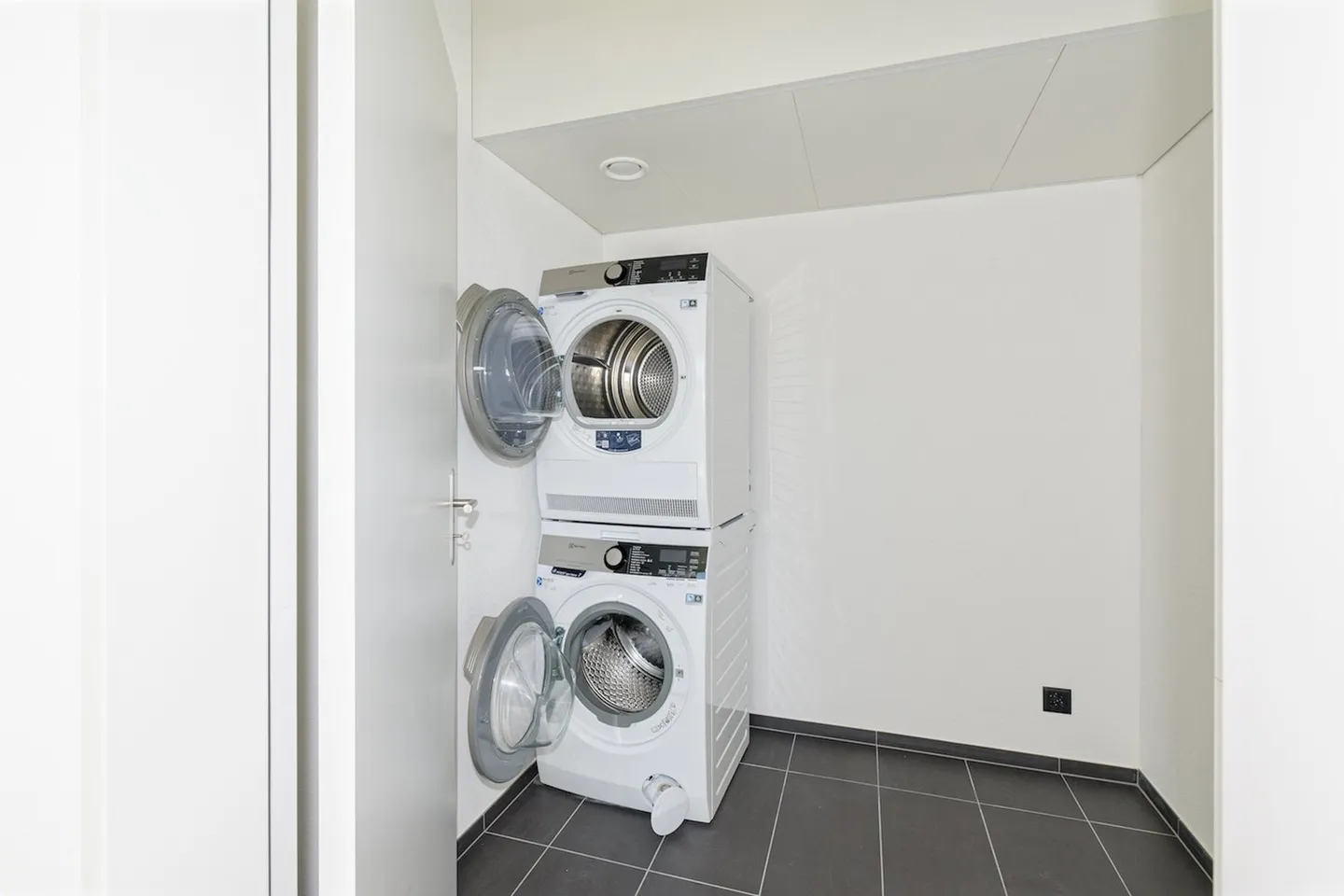 Modern 3.5-room penthouse apartment with spacious terraces and lift to the apartment - Photo 7 of 17