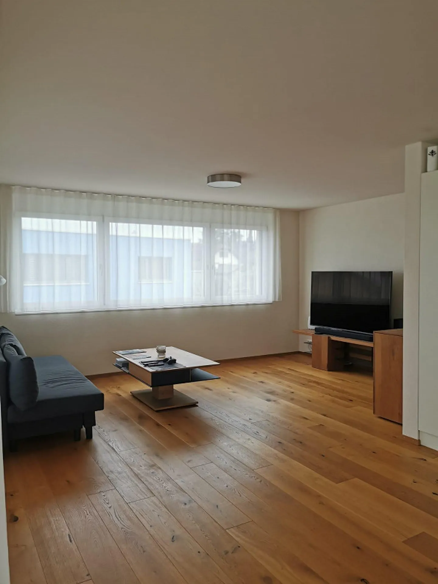 Attractive 5 1/2 Room Apartment - Photo 2 of 8