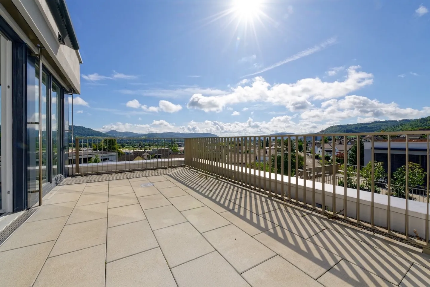 Modern 3.5-room penthouse apartment with spacious terraces and lift to the apartment - Photo 8 of 17