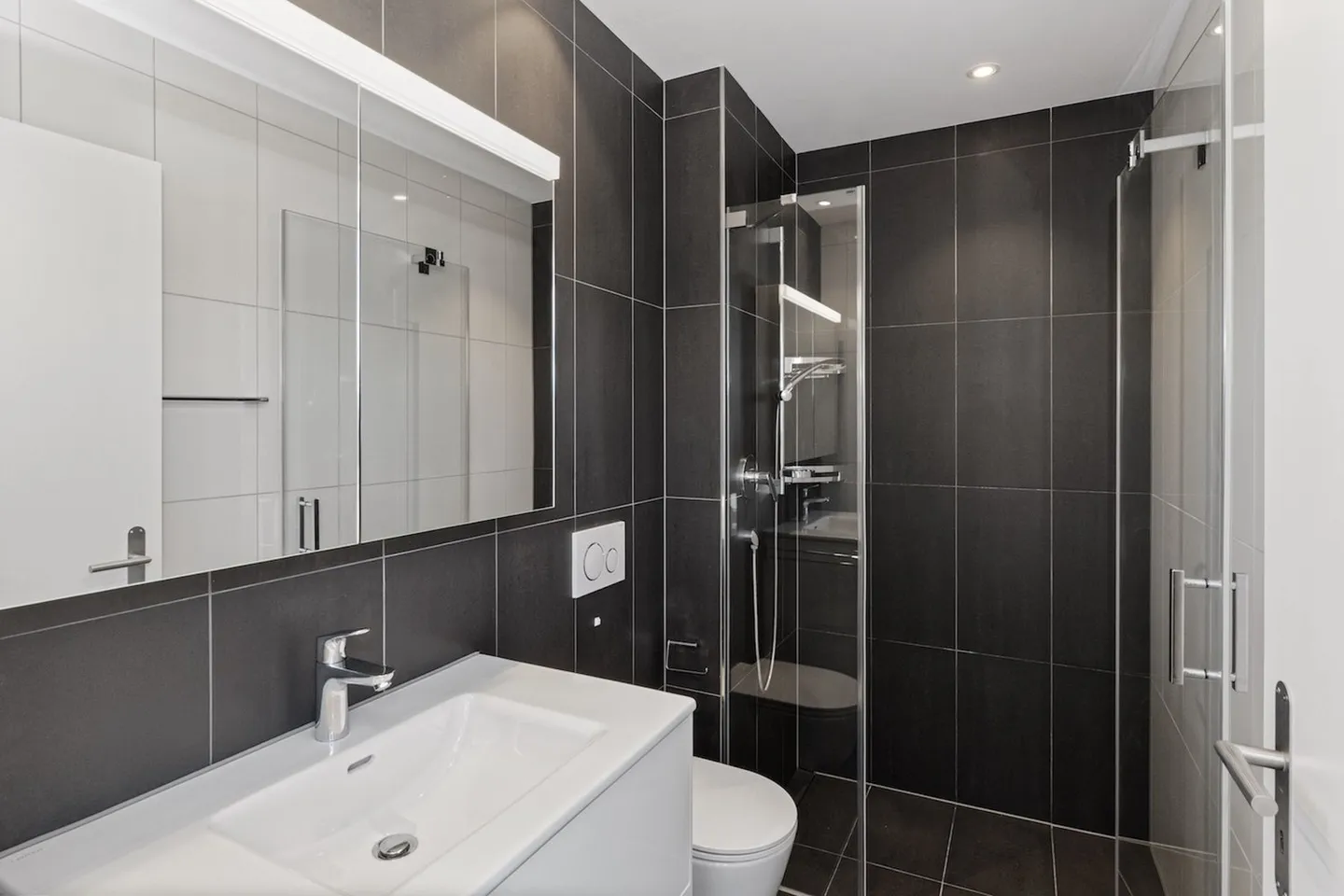 Modern 3.5-room penthouse apartment with spacious terraces and lift to the apartment - Photo 10 of 17