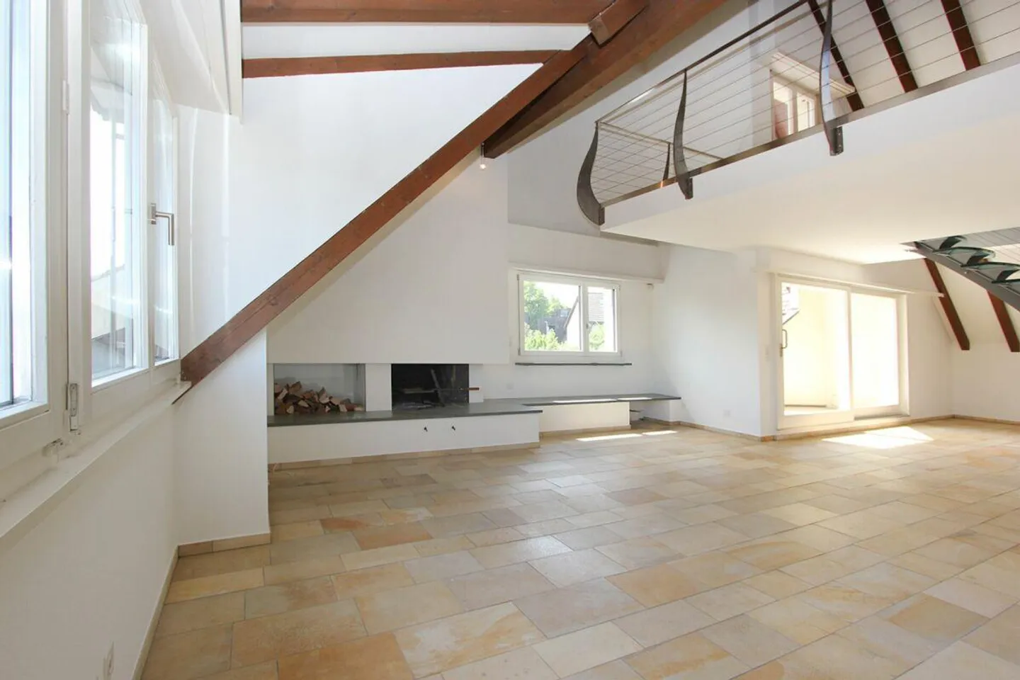 Appartement en duplex ensoleillé avec charme et vue - Photo 2 sur 13