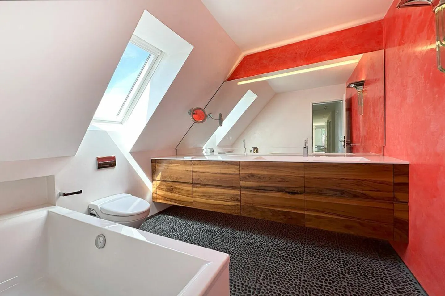 Appartement en duplex ensoleillé avec charme et vue - Photo 7 sur 13