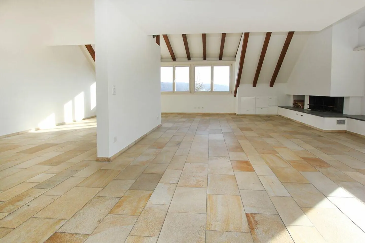 Appartement en duplex ensoleillé avec charme et vue - Photo 3 sur 13