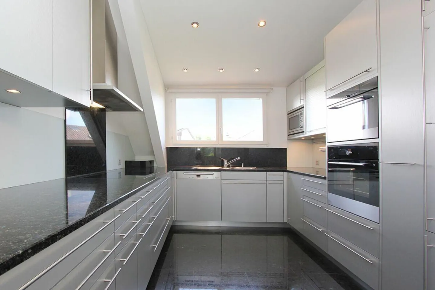 Appartement en duplex ensoleillé avec charme et vue - Photo 4 sur 13